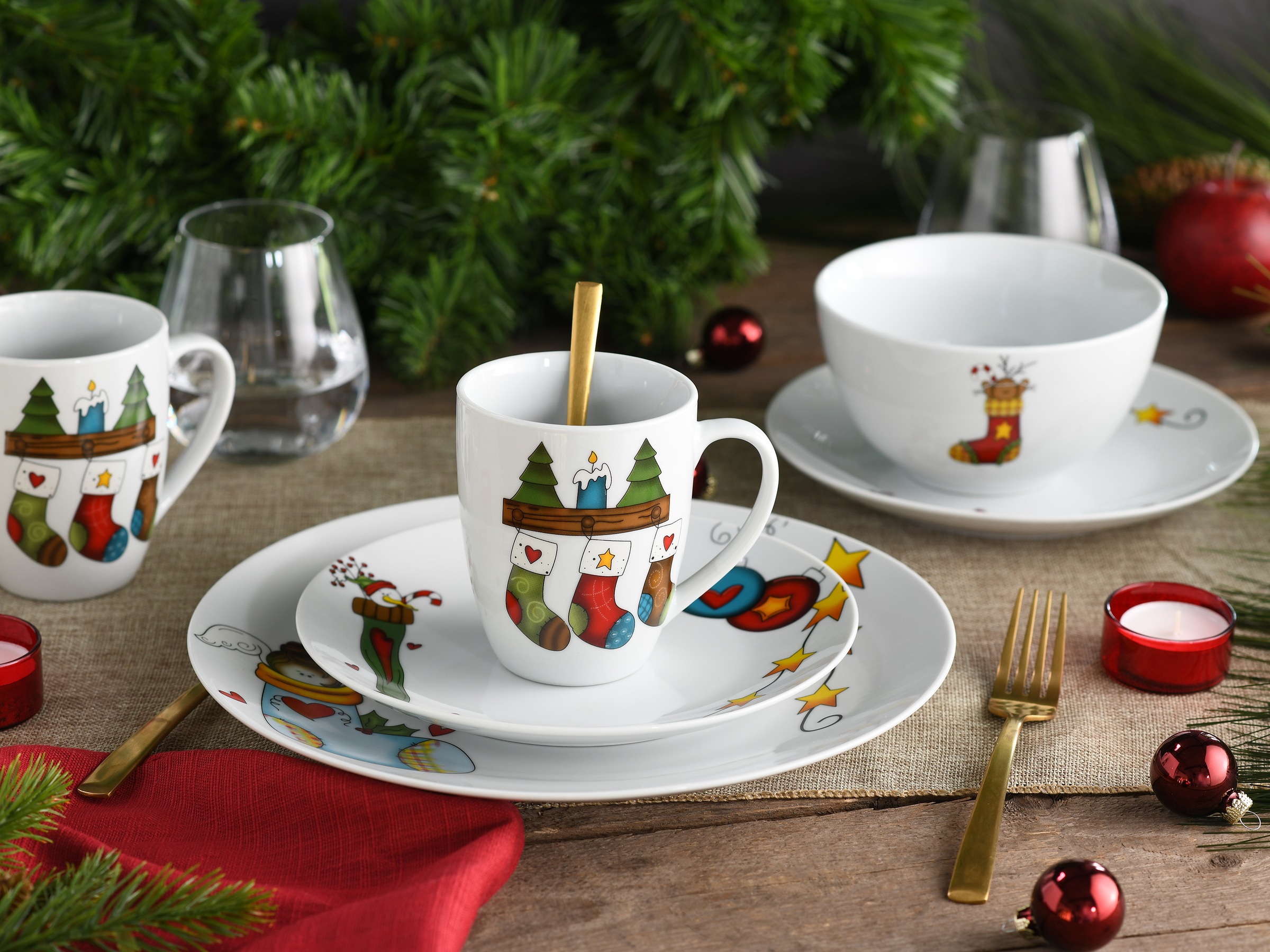 CreaTable Kombiservice »Luna Socken, Kombi-Service 16-tlg«, (Set, 16 tlg.), Winterlicher Dekor mit lustigen Sockenmotiven
