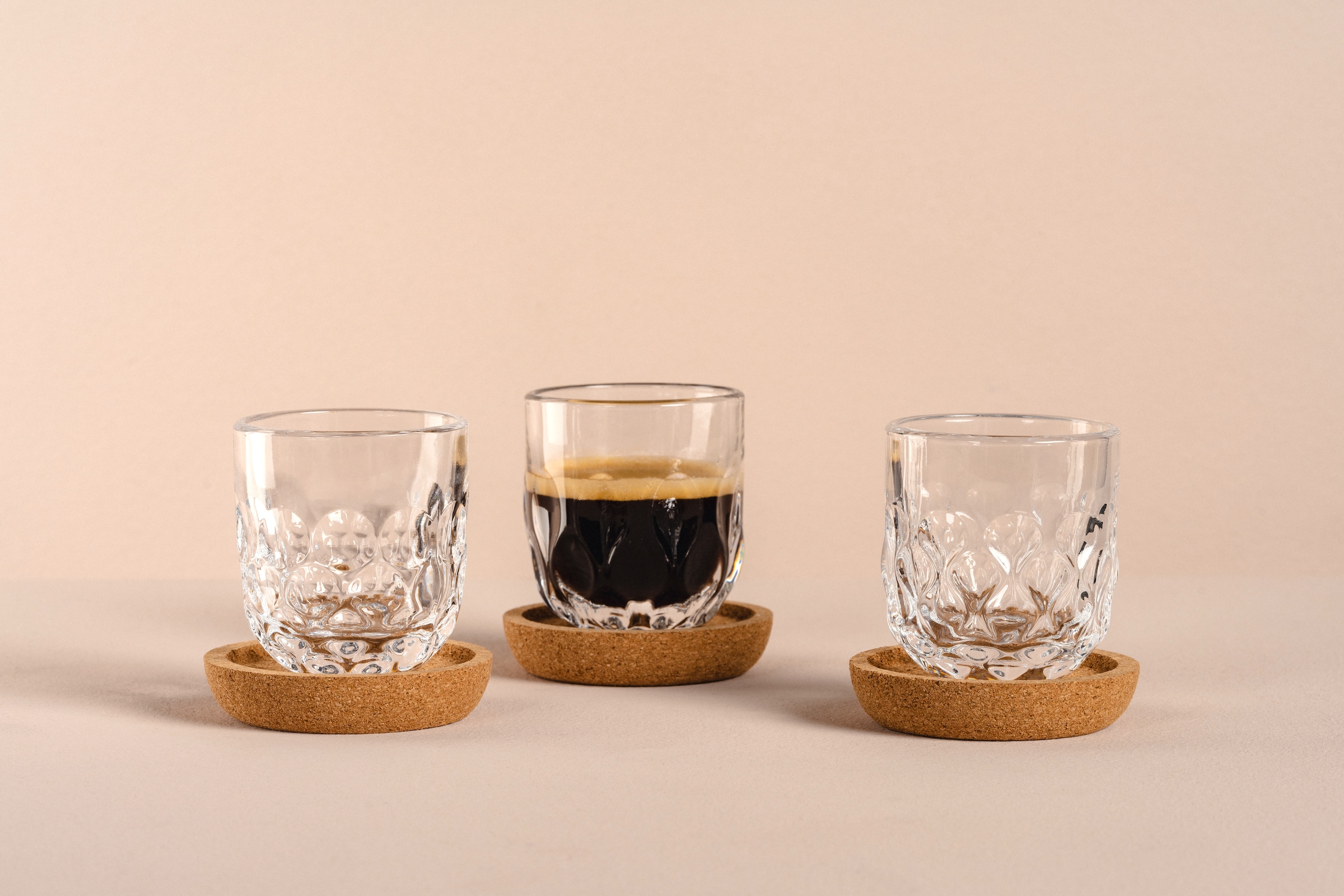 LEONARDO Gläser-Set »Espresso-Set GOCCE, 90 ml, 6-teilig«, (Set, 6 tlg.), 3 Gläser mit unterschiedlichem Tropfenrelief, inkl. Kork-Untersetzer