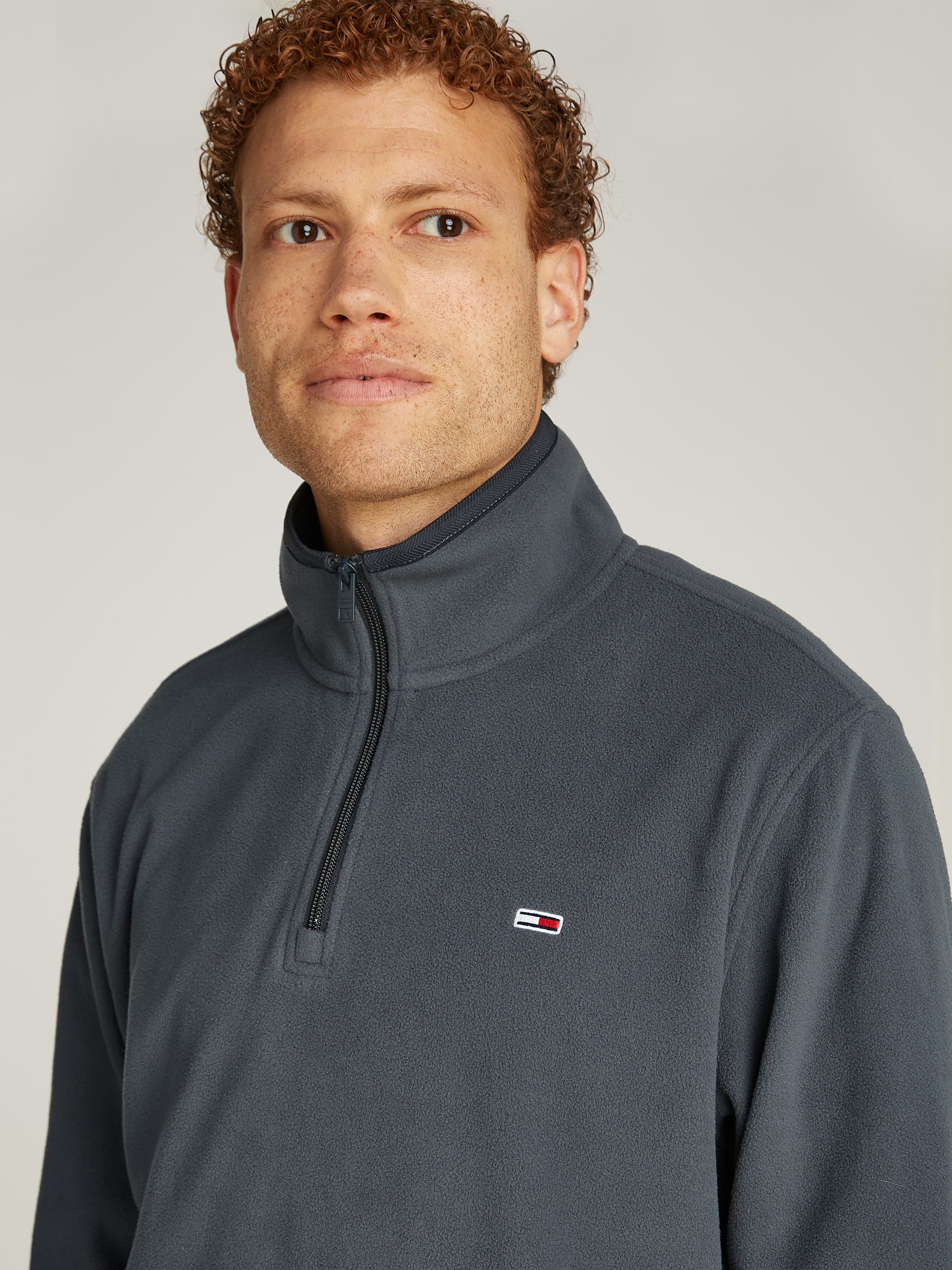 Tommy Jeans Fleecepullover »TJM REG S FLAG POLAR 1/4 ZIP«, mit Stehkragen