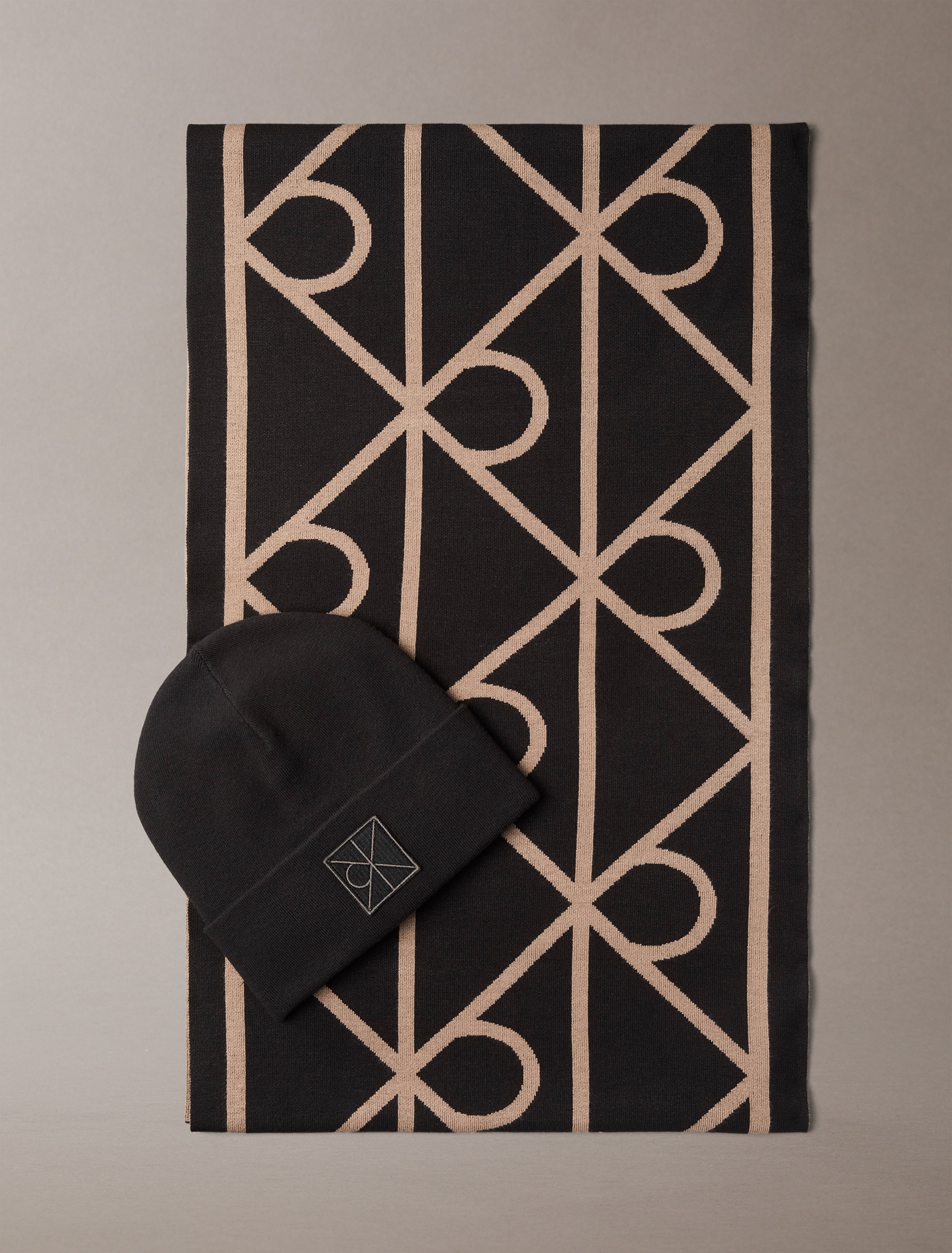 CALVIN KLEIN Strickmütze »EMBLEM BEANIE + AOP SCARF SET« Leicht zu kombinieren Black AOP