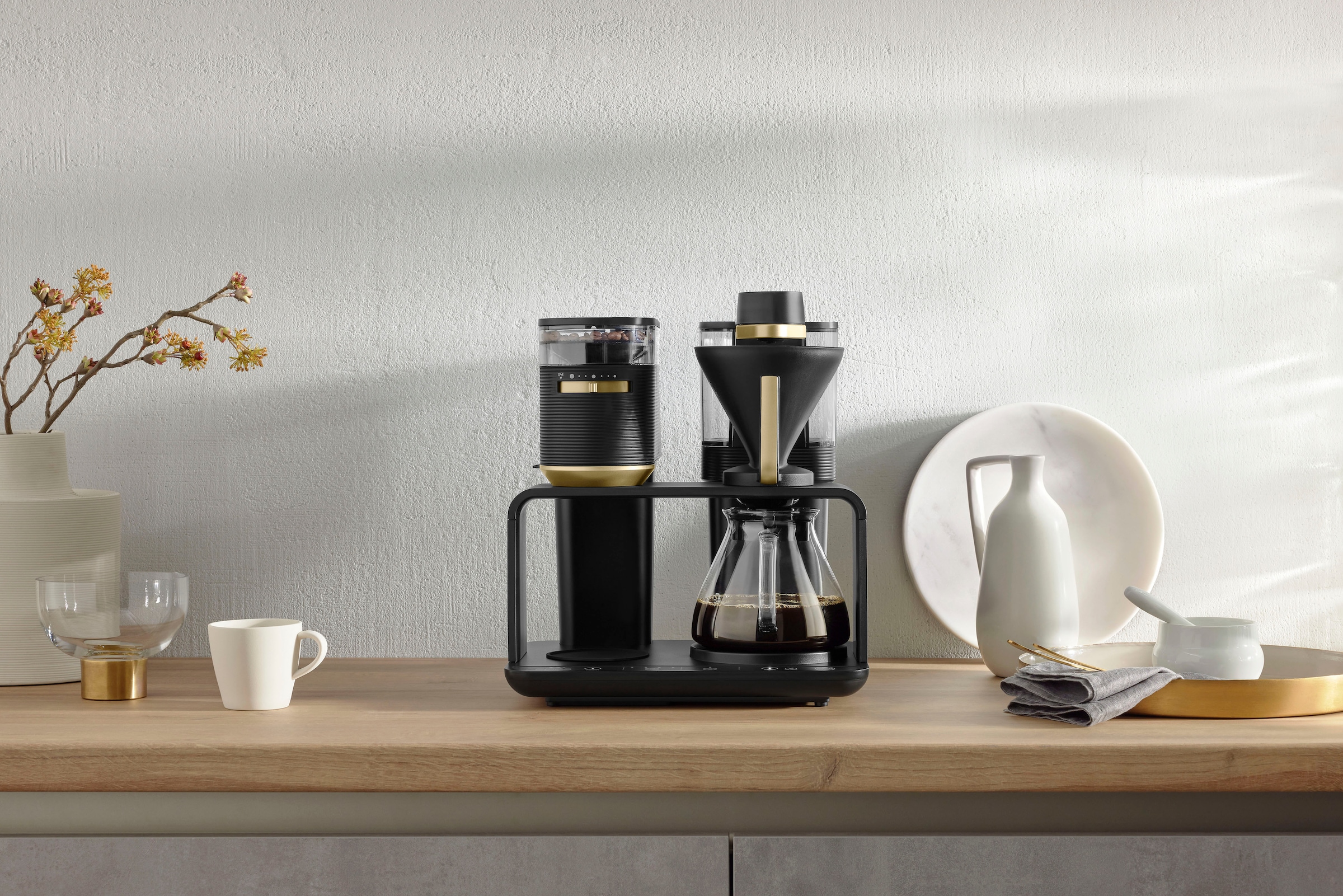 Melitta Kaffeemaschine mit Mahlwerk »EPOS® l Schwarz/Gold, 360°rotierender Kaffeekanne, 1 Papierfilter, Wasserauslauf 1x4, bestellen 1024-04«