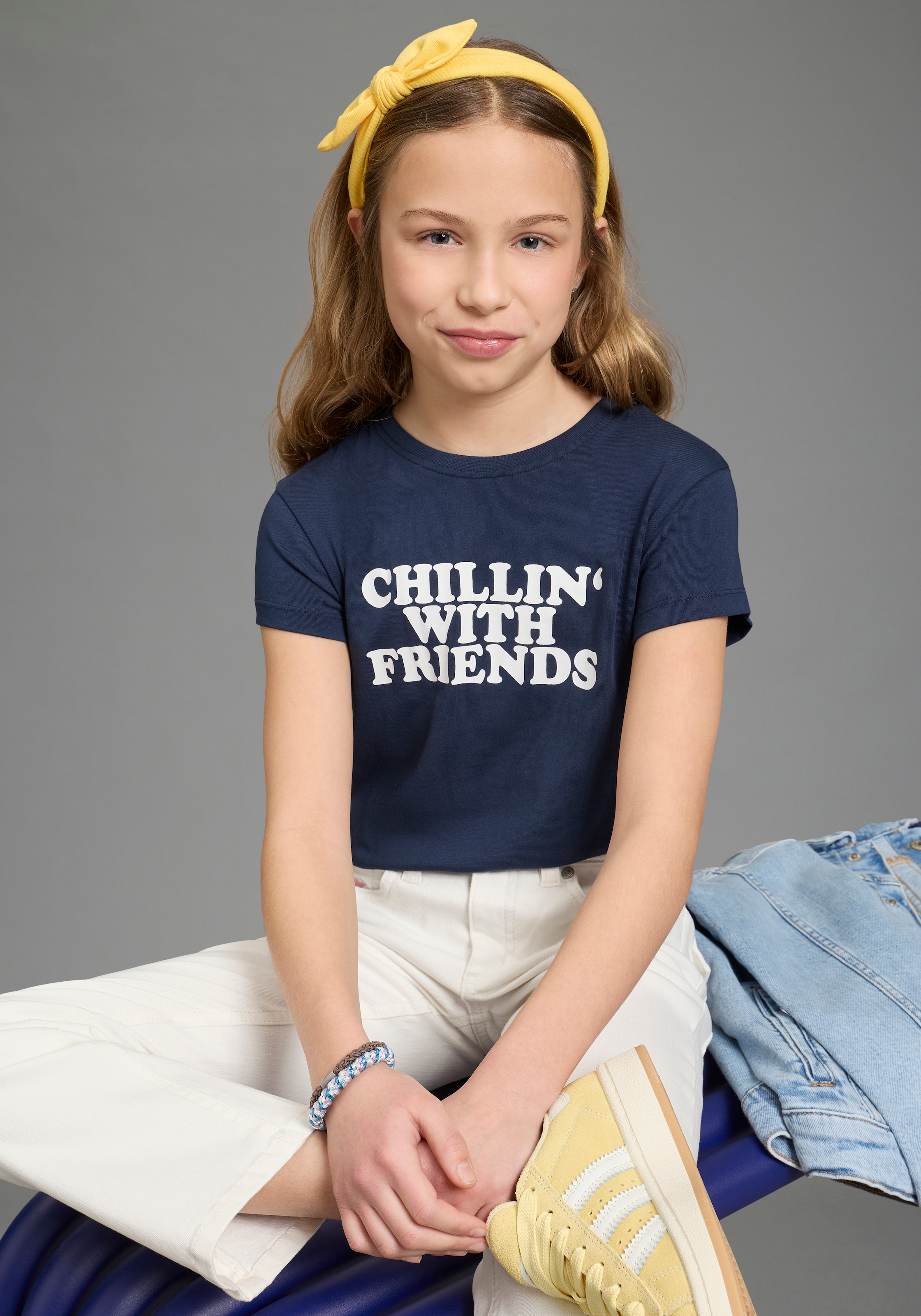 KIDSWORLD T-Shirt »T-Shirt Spruch:  CHILLIN' WITH FRIENDS« für Mädchen, Kurzarm, Rundhalsausschnitt, aus Baumwolle