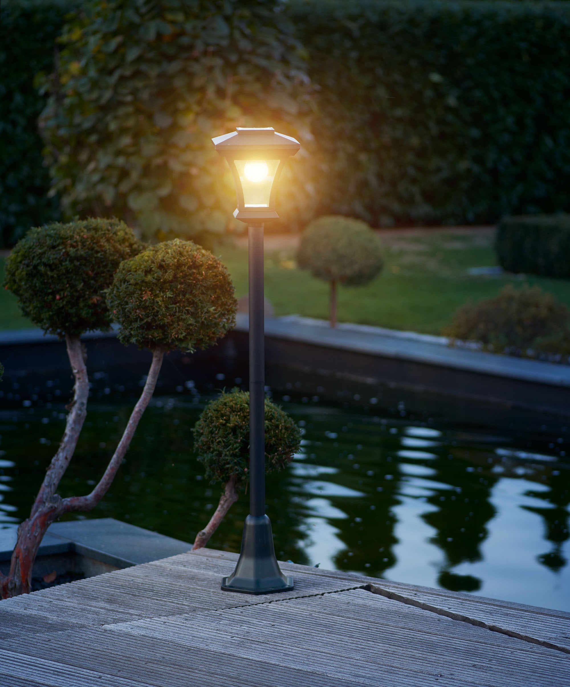 IC Gardenworld LED Außen-Stehlampe »Solar Gartenlaterne 120cm im Straßenlaternen Design« LED-Modul Warmweiß Lichtsensor, Akkulampe, Lampe ohne Kabel, Solarleuchte, Stehlampe