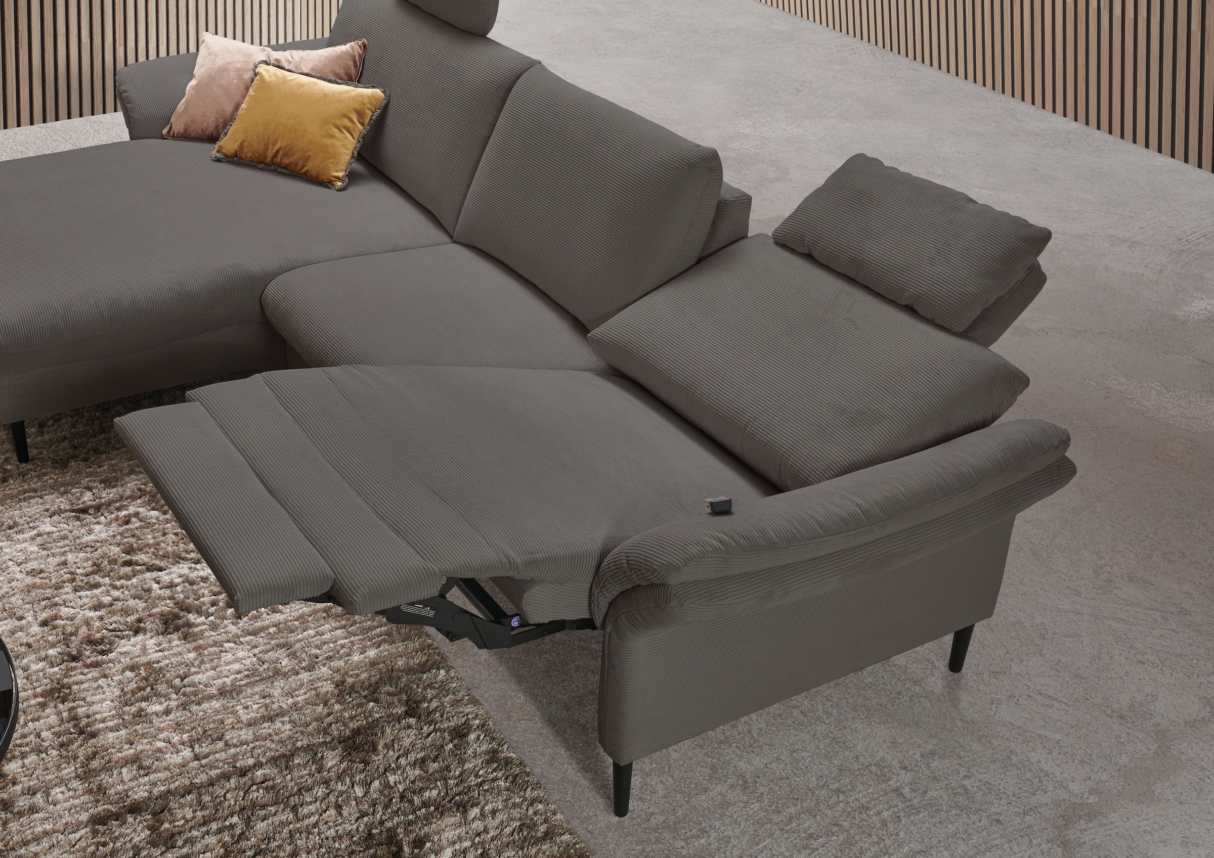 Places of Style Ecksofa »Sarsina: mit Tonnentaschen-Federkern, perfekt zum Entspannen L-Form«, inklusive 1 motorischen Relaxfunktion mit Herz-Waage-Beschlag