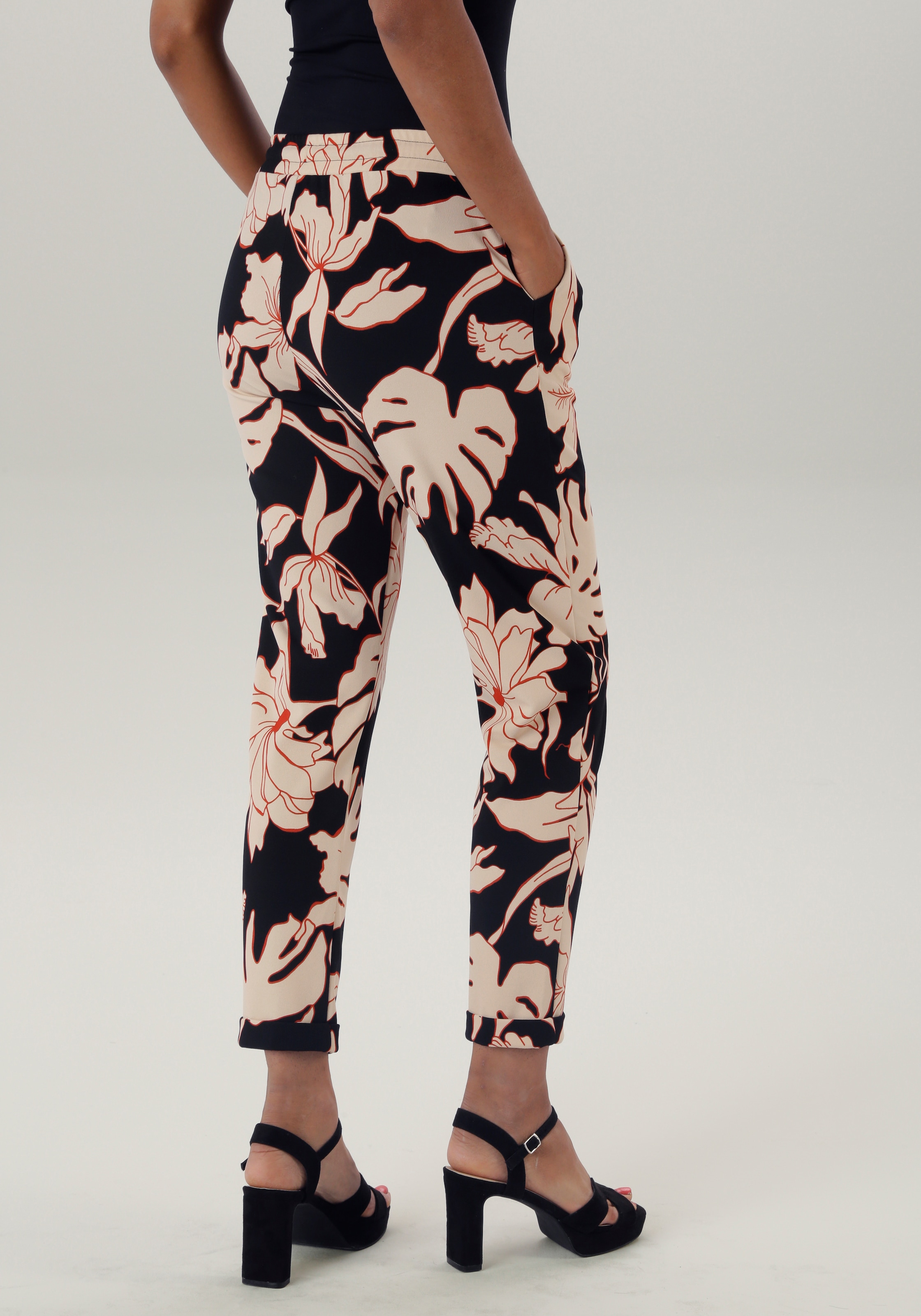 Aniston SELECTED Schlupfhose, mit großflächigem und abstraktem Blumenmuster - NEUE KOLLEKTION