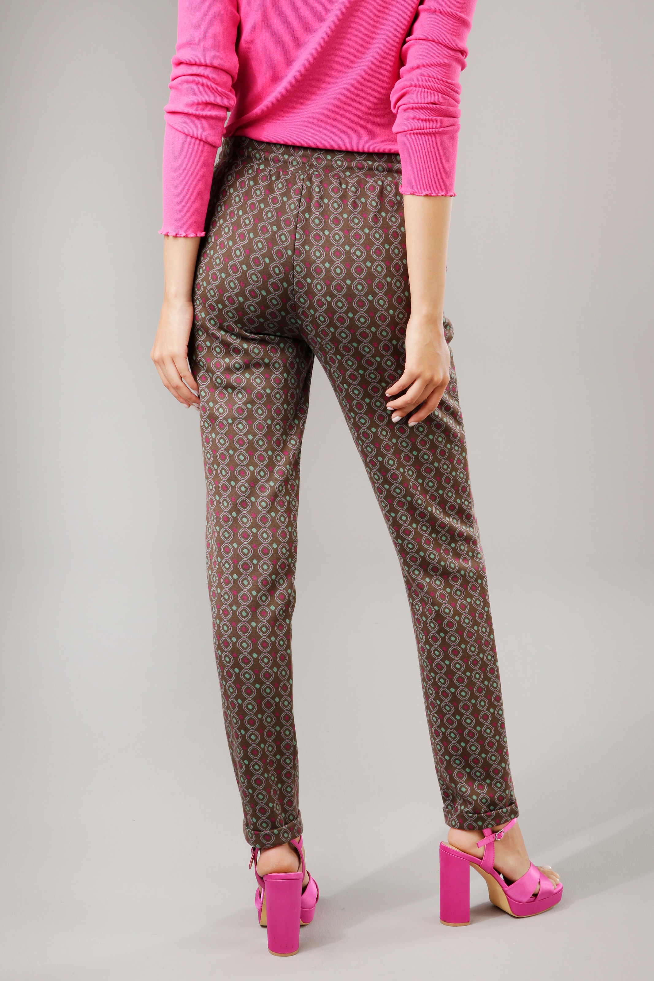 Schlupfhose, mit Aniston CASUAL farbenfrohem, Muster kaufen online graphischem