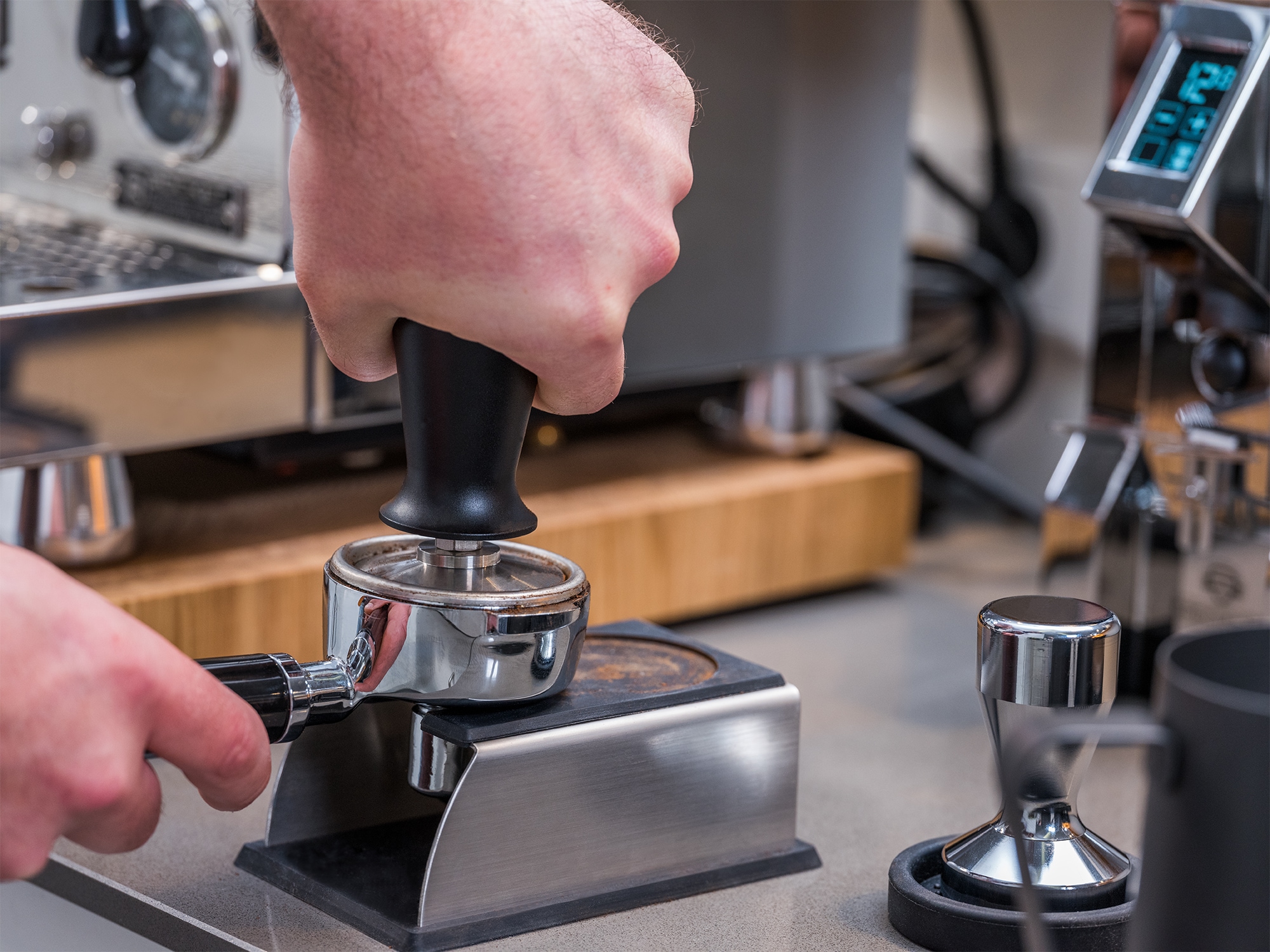 APS Tamper »Espresso Tamper Ø 58 mm, Höhe ca. 10 cm, Griff mit Druckregulierung«, (1 tlg.), aus Edelstahl, Aluminium, ca. 350 g