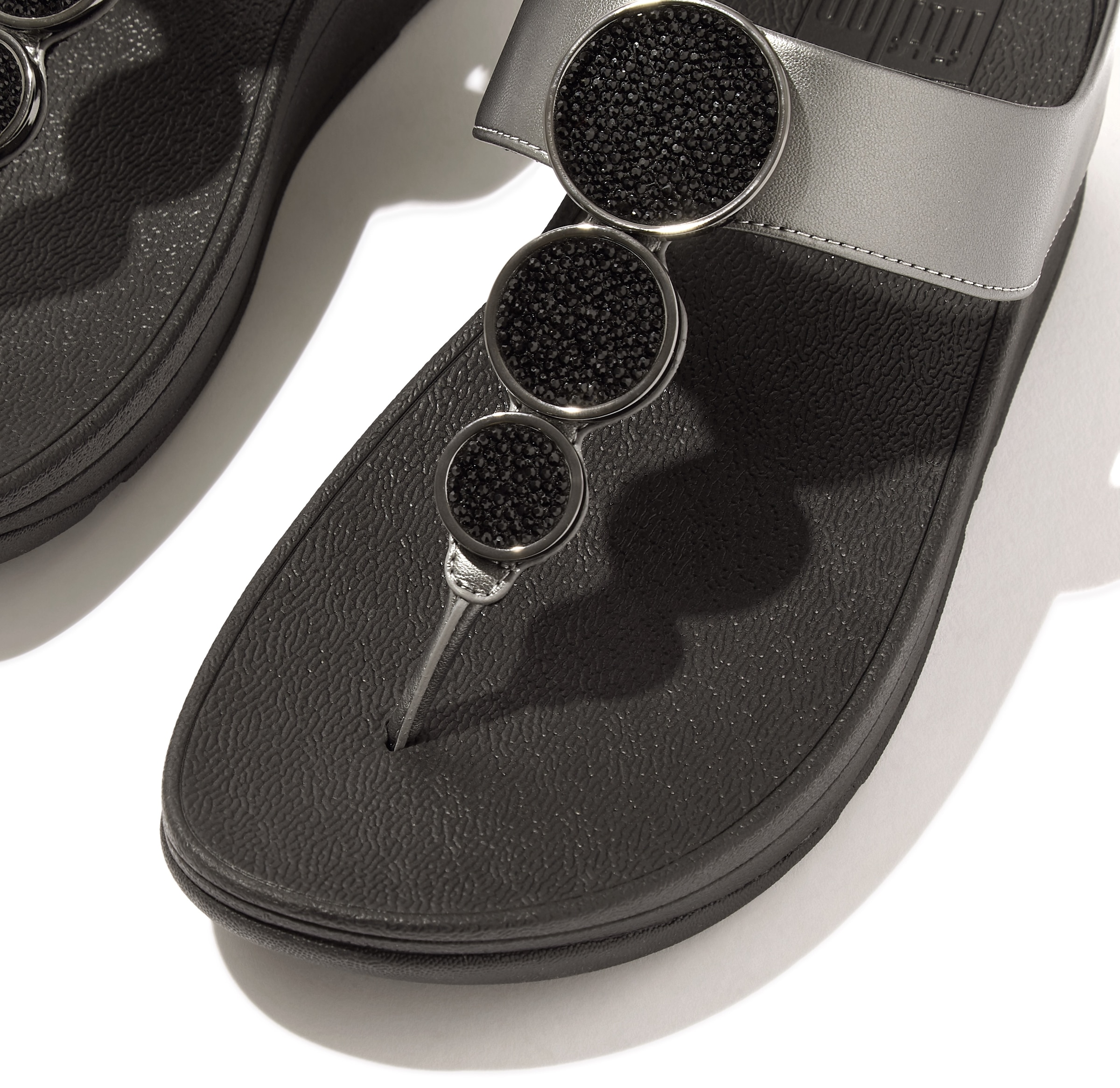 Fitflop Dianette »HALO BEAD-CIRCLE METALLIC TOE-POST SANDALS«, Pool Slides, Pantolette mit dämpfender Zwischensohlentechnologie