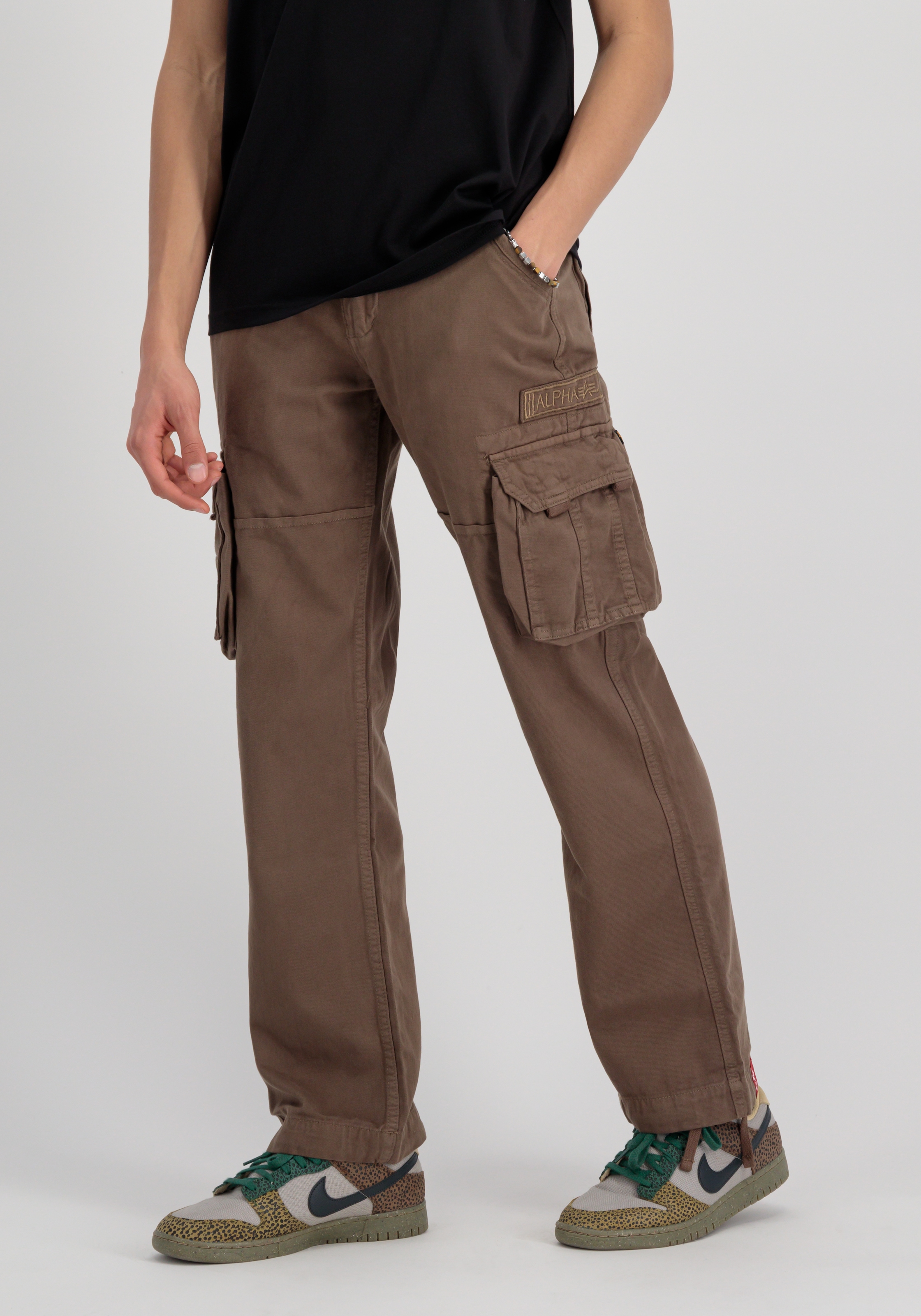 Alpha Industries Cargohose »Jet Pant«  mit seitlichen Cargotaschen und Kordelzug am Beinabschluss