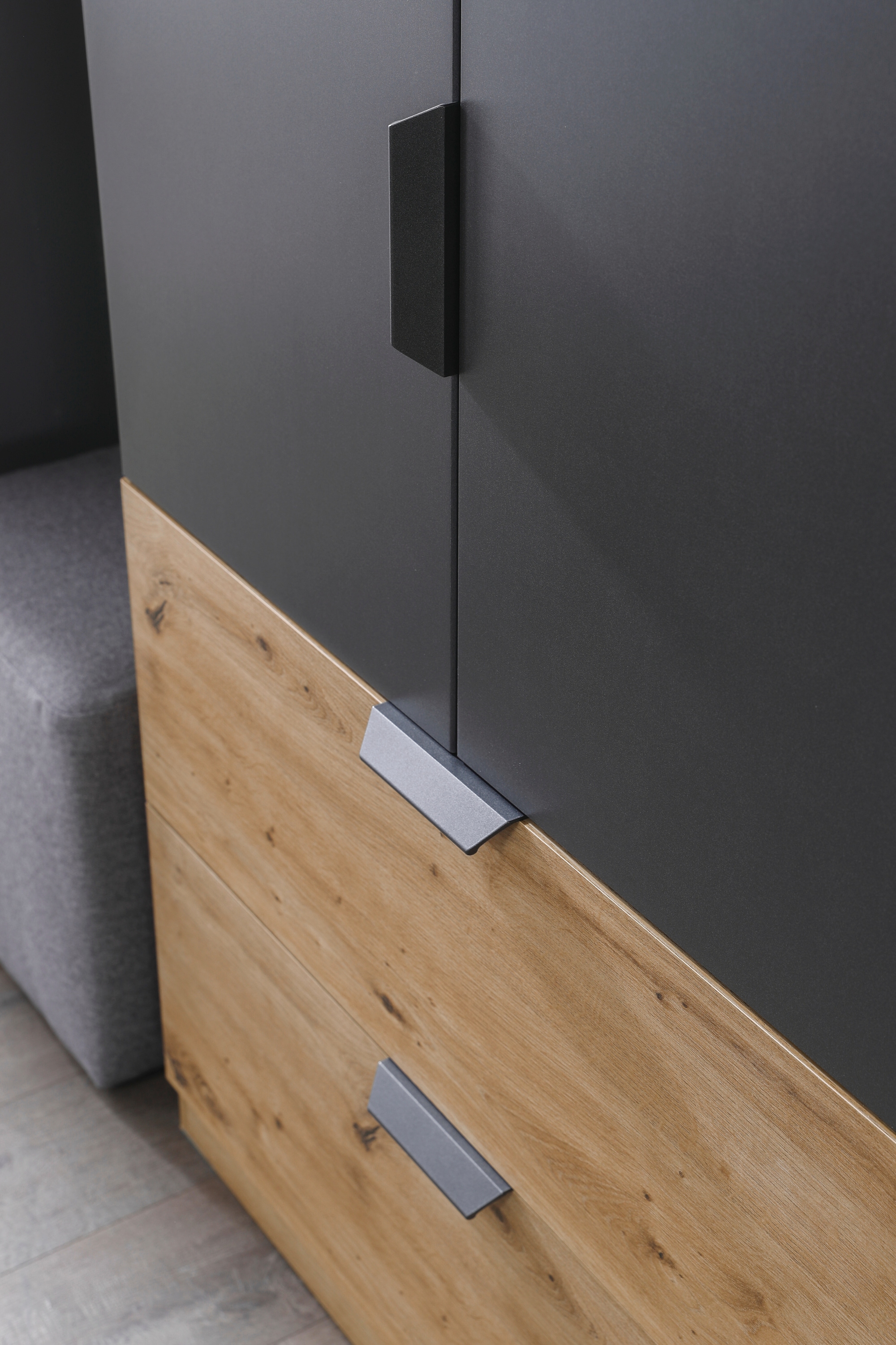 rauch Drehtürenschrank »Dark&Wood by Quadra Spin« im Industrial Style mit Metallgriffstangen