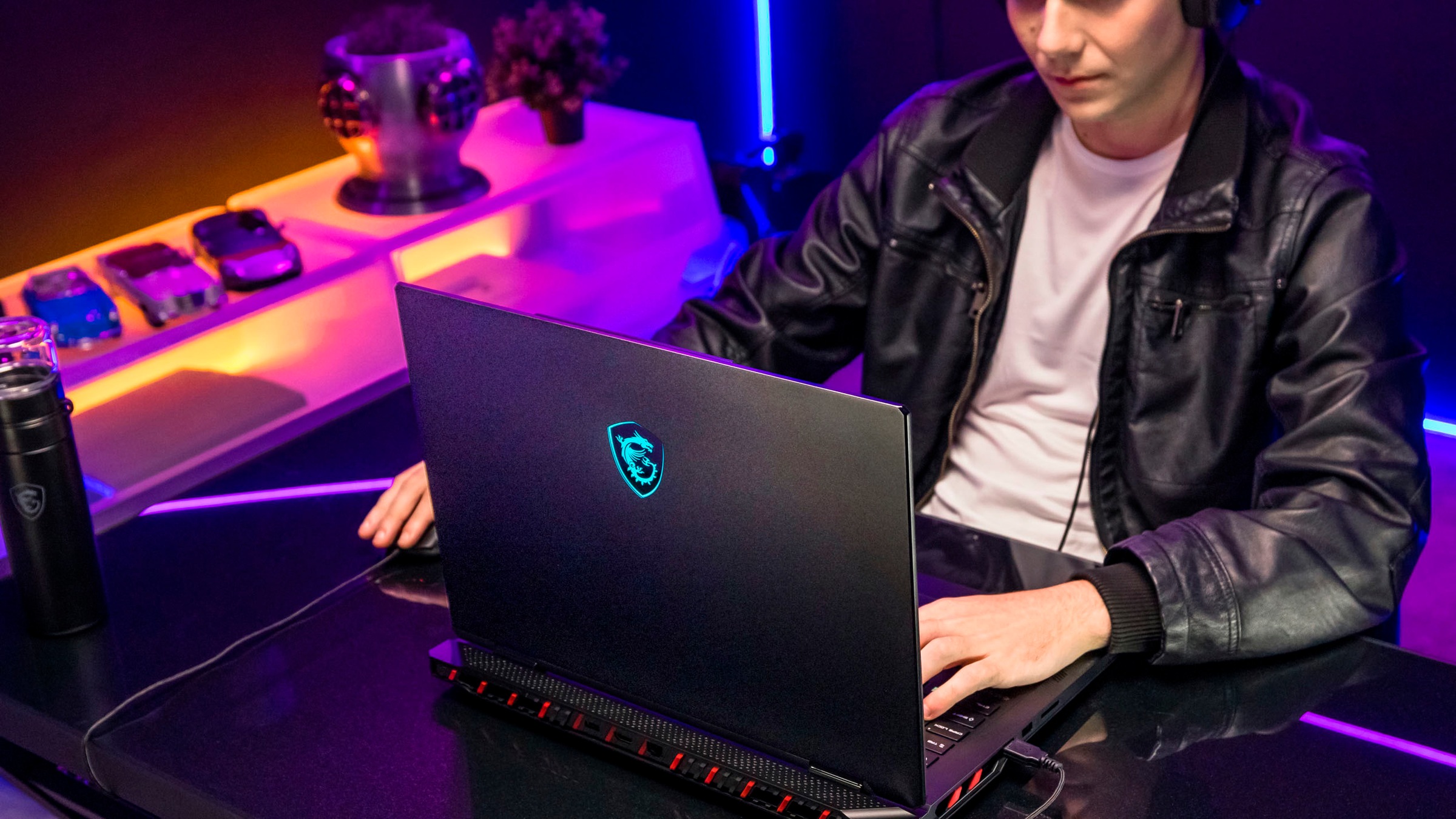 MSI Gaming-Notebook »Raider 18 HX AI A2XWJG-074«, 45,8 cm, / 18 Zoll, Intel, Core Ultra 9, GeForce RTX 5090, 2 GB SSD