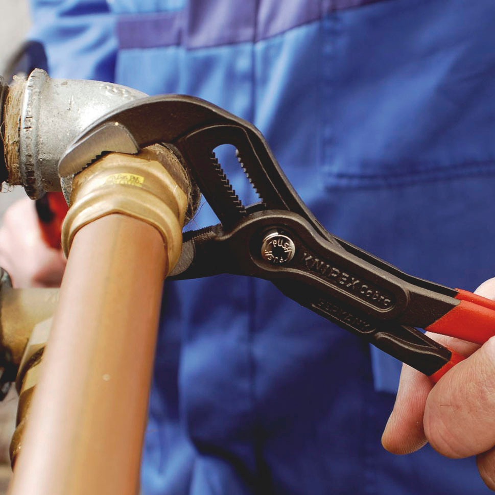 Knipex Wasserpumpenzange »87 02 250 Cobra® Hightech«, (1 tlg.), grau atramentiert, mit schlanken Mehrkomponenten-Hüllen 250 mm