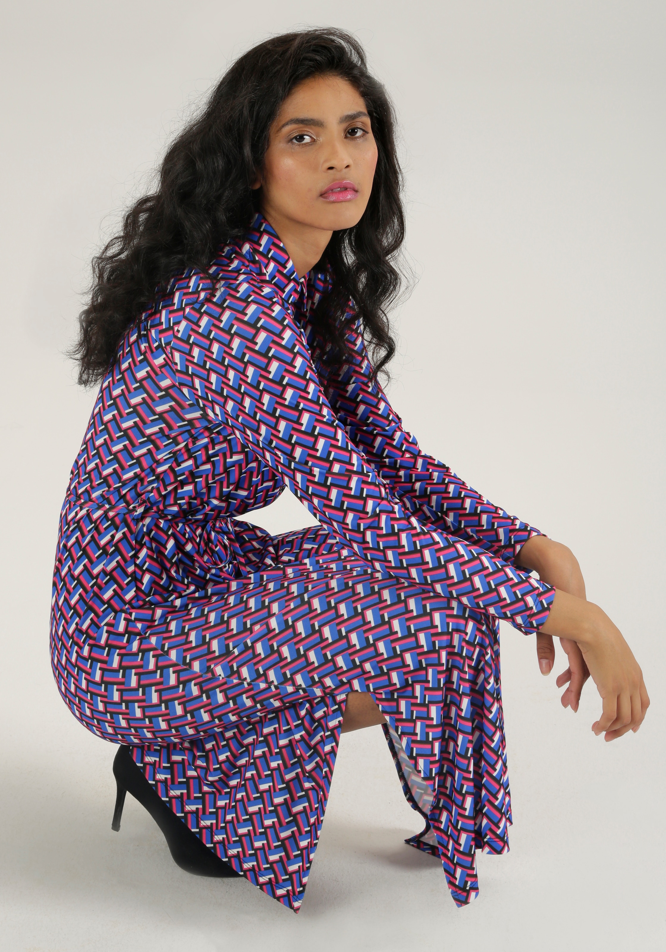 Aniston SELECTED Maxikleid, (mit abnehmbarem Bindeband), mit Seitenschlitzen