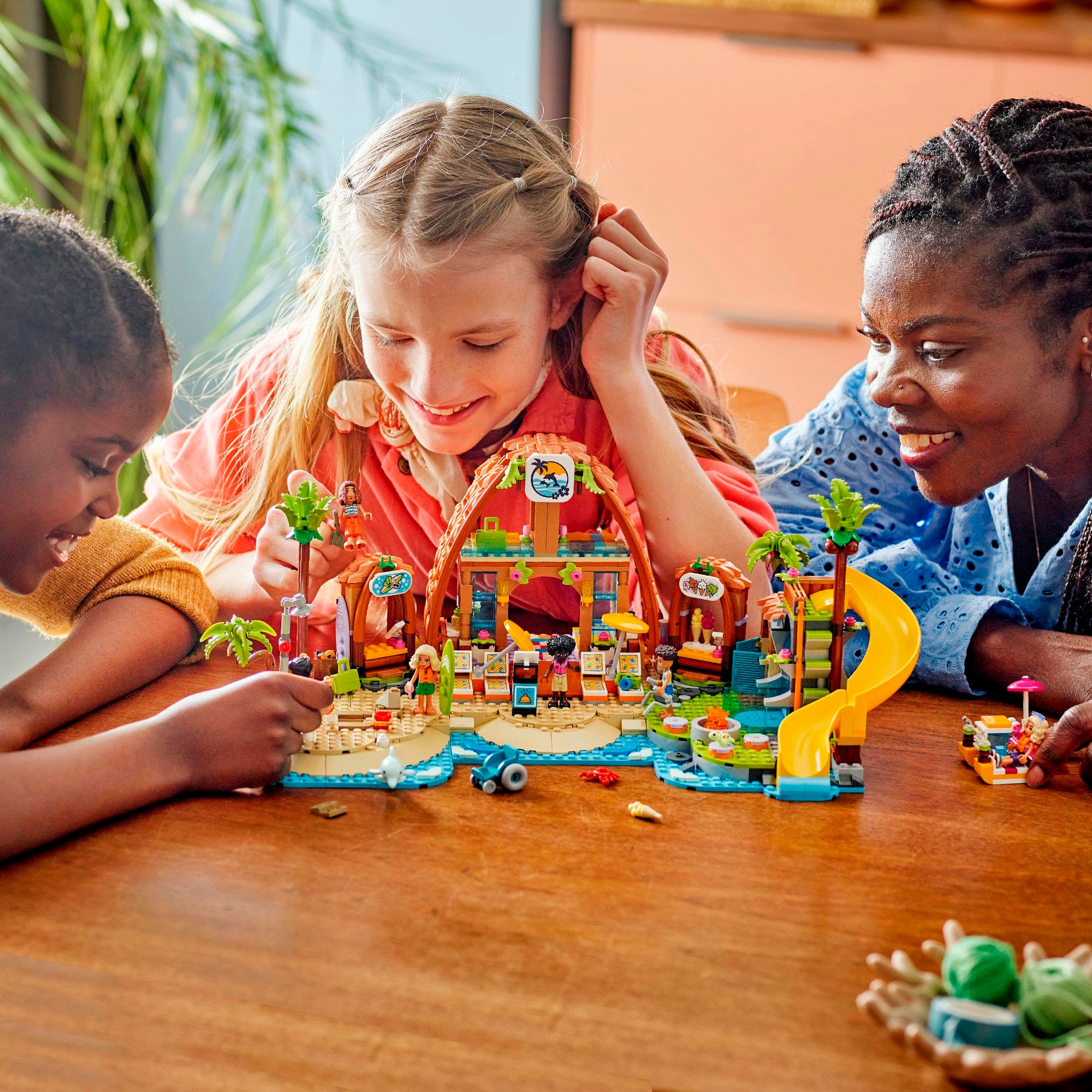 LEGO® Konstruktionsspielsteine »Familienurlaub im Strandresort (42673), LEGO Friends«, (1140 St.), Made in Europe