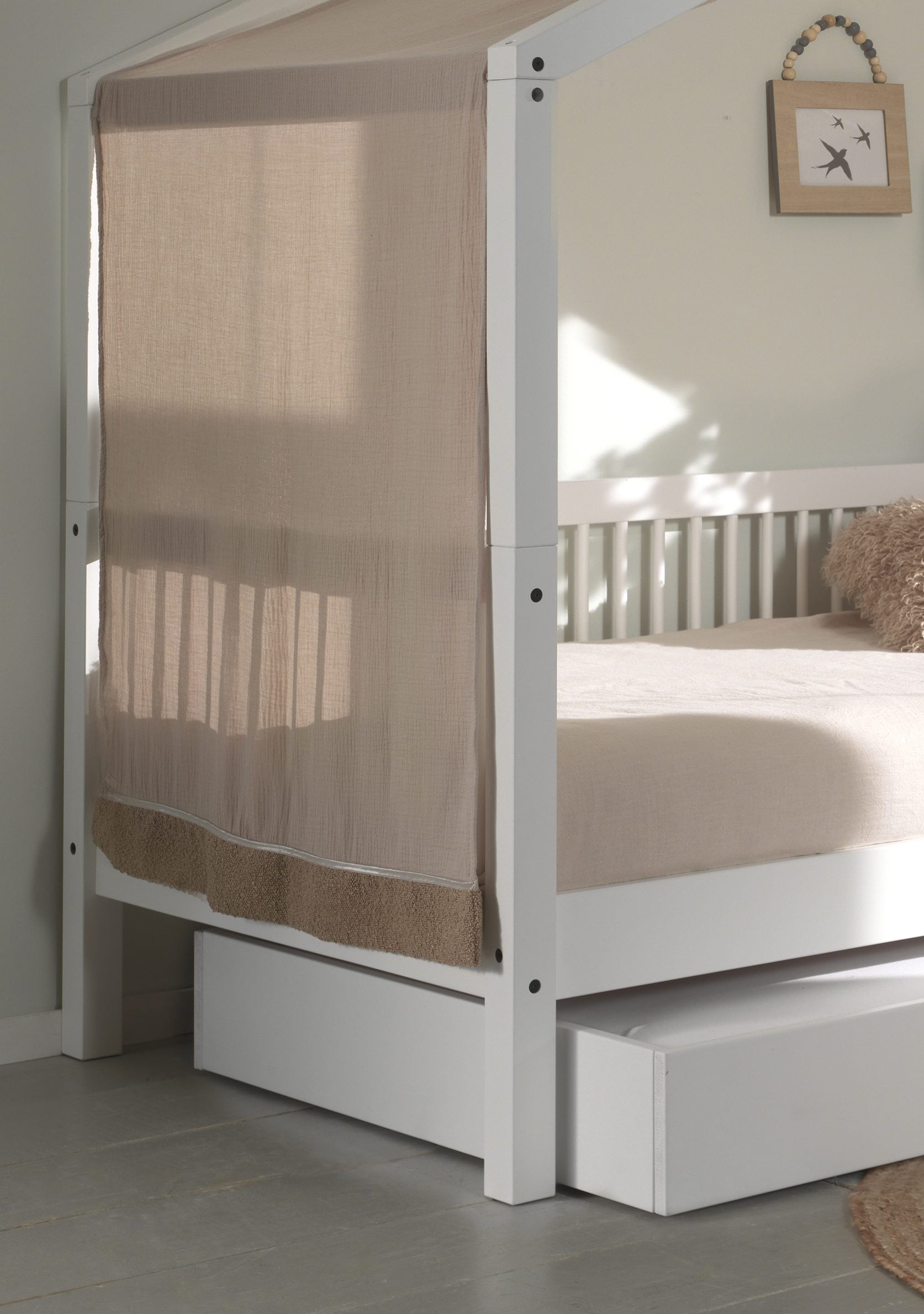 Home affaire Hausbett »Forrest mit Dachaufbau, Textilhimmel, später umbaubar zum Einzelbett«, (mit Textilhimmel, Höhe mt Dachaufbau ca. 170cm), 90/200 Buche massiv weiß lackiert, wahlweise mit o. ohne Bettschublade