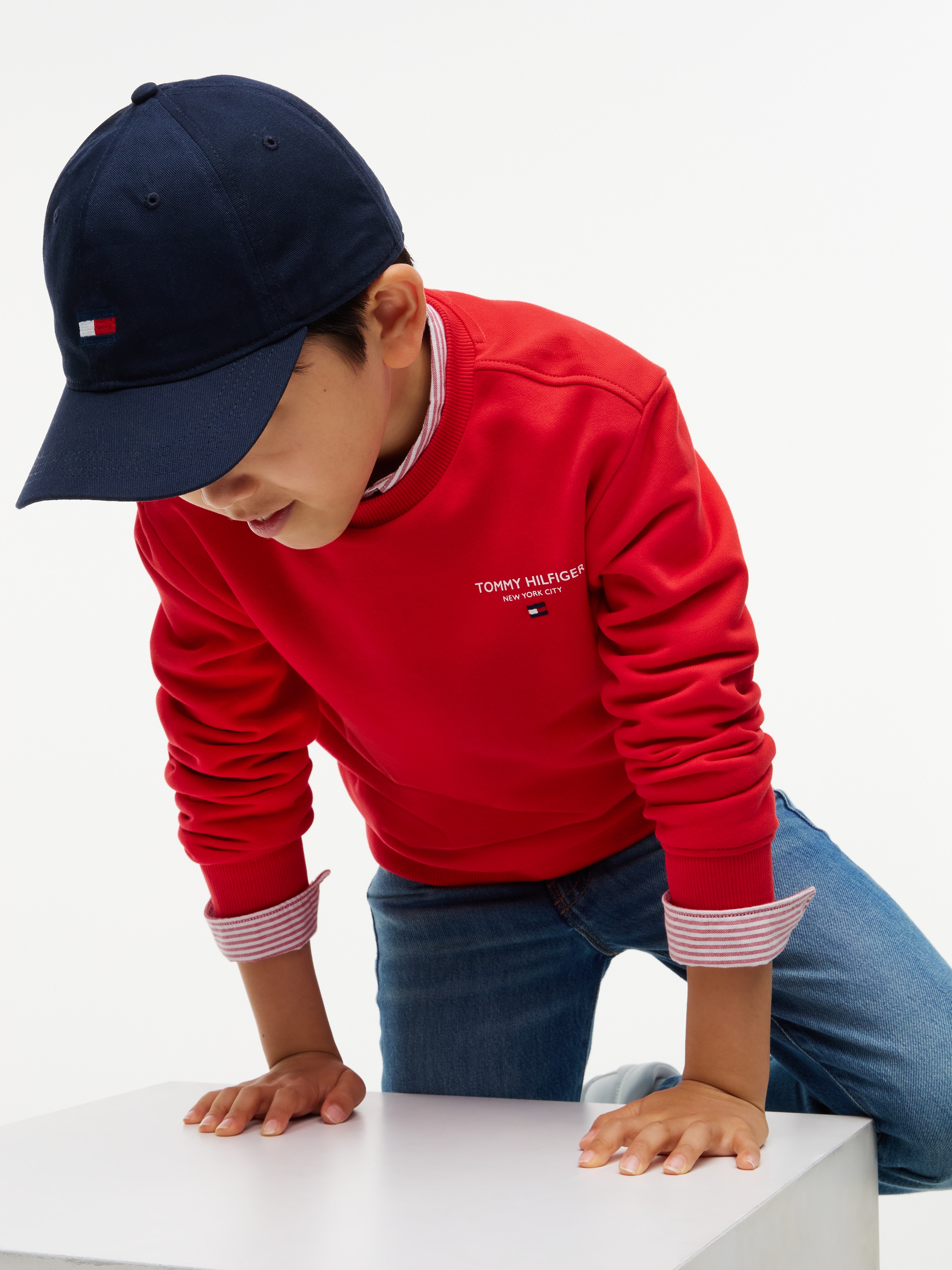 Tommy Hilfiger Sweatshirt »ESSENTIAL LOGO SWEATSHIRT«, Rundhalsausschnitt, Regular Fit, Logoschriftzug, Kinder bis 16 Jahre
