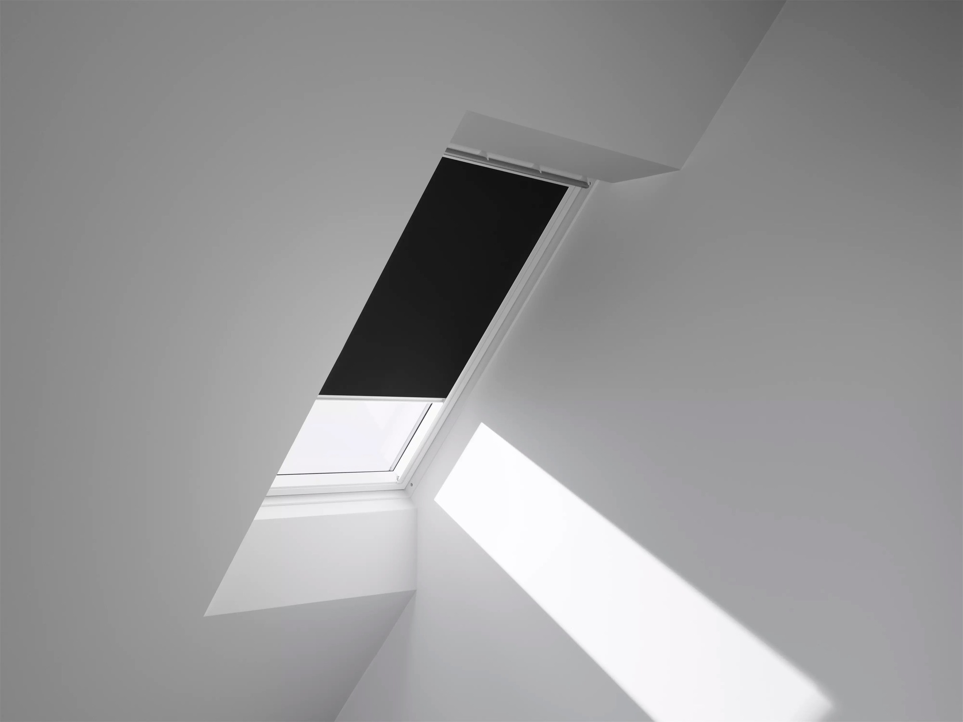 VELUX Verdunklungsrollo »DKL 3009SWL«, verdunkelnd, ohne Bohren, in Führungsschienen, Stoff schwarz mit alufarbenen Führungsschienen & Griffleiste