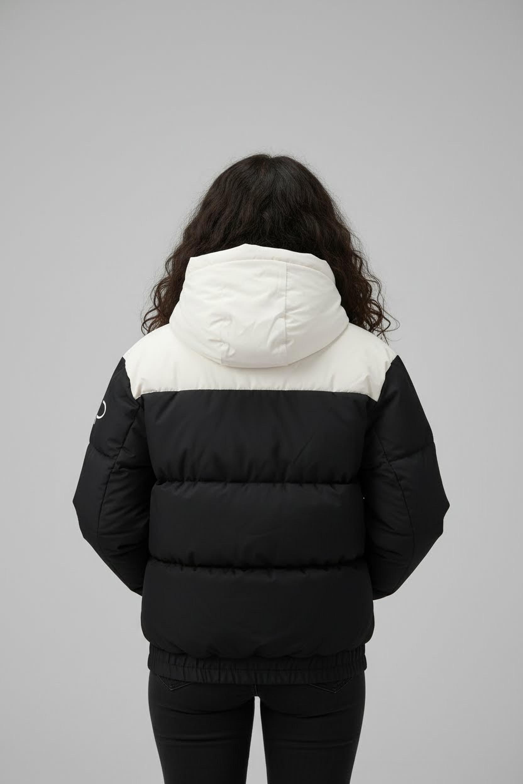 CMP Winterjacke mit fester Kapuze, leichtes Material, sportlicher Stil