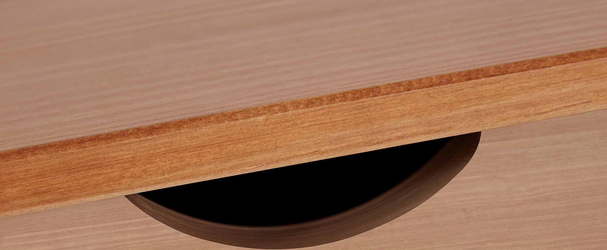 INOSIGN Schreibtisch »Gava«, aus massiven Kiefernholz, mit praktischen Griffmulden, Breite 140 cm