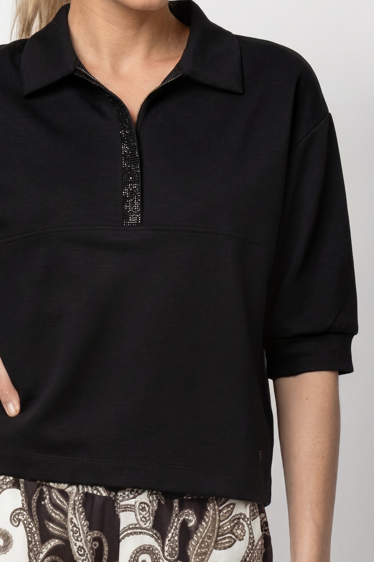 Monari Sweatshirt »Sweatshirt Basic Schmuckdetail«, Regular fit mit Strasssteinen
