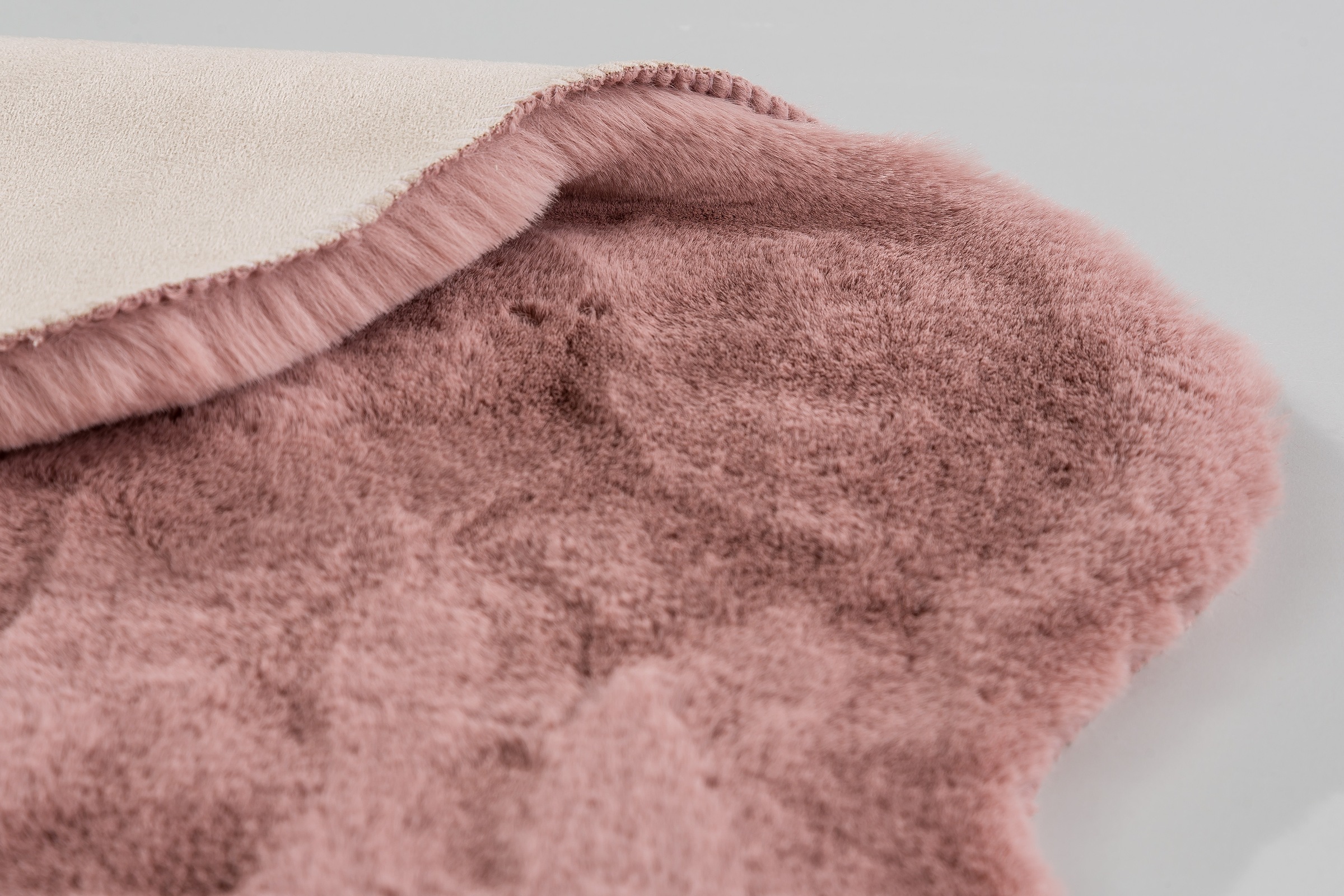 SCHÖNER WOHNEN-Kollektion Fellteppich »Tender« fellförmig 26 mm Höhe weich durch Microfaser, Kaninchenfell Haptik, Kunstfell, waschbar