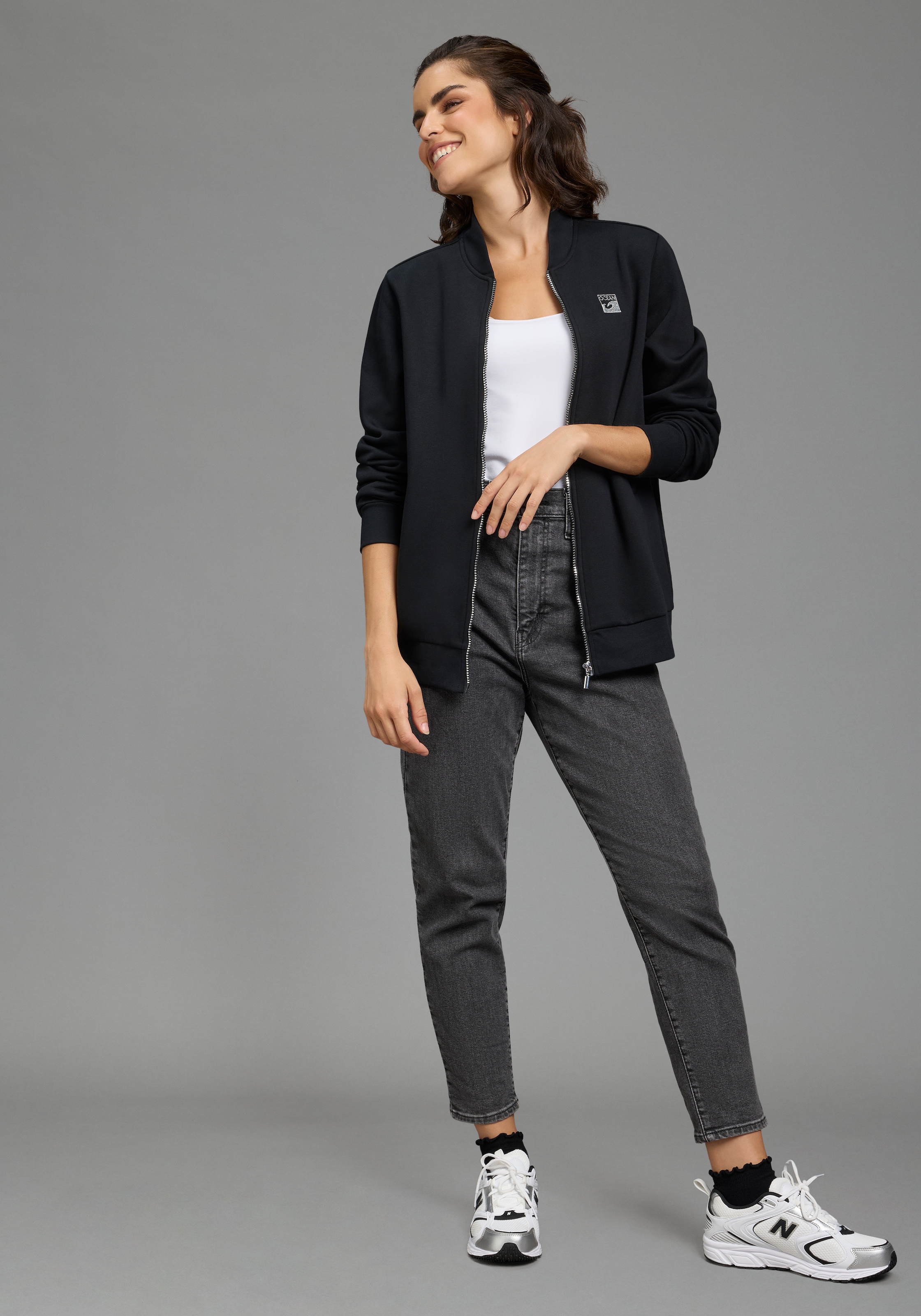 Laura Scott Sweatjacke 1 in  Blousonform aus kuscheliger Sweatware, glänzendem Reißverschluss