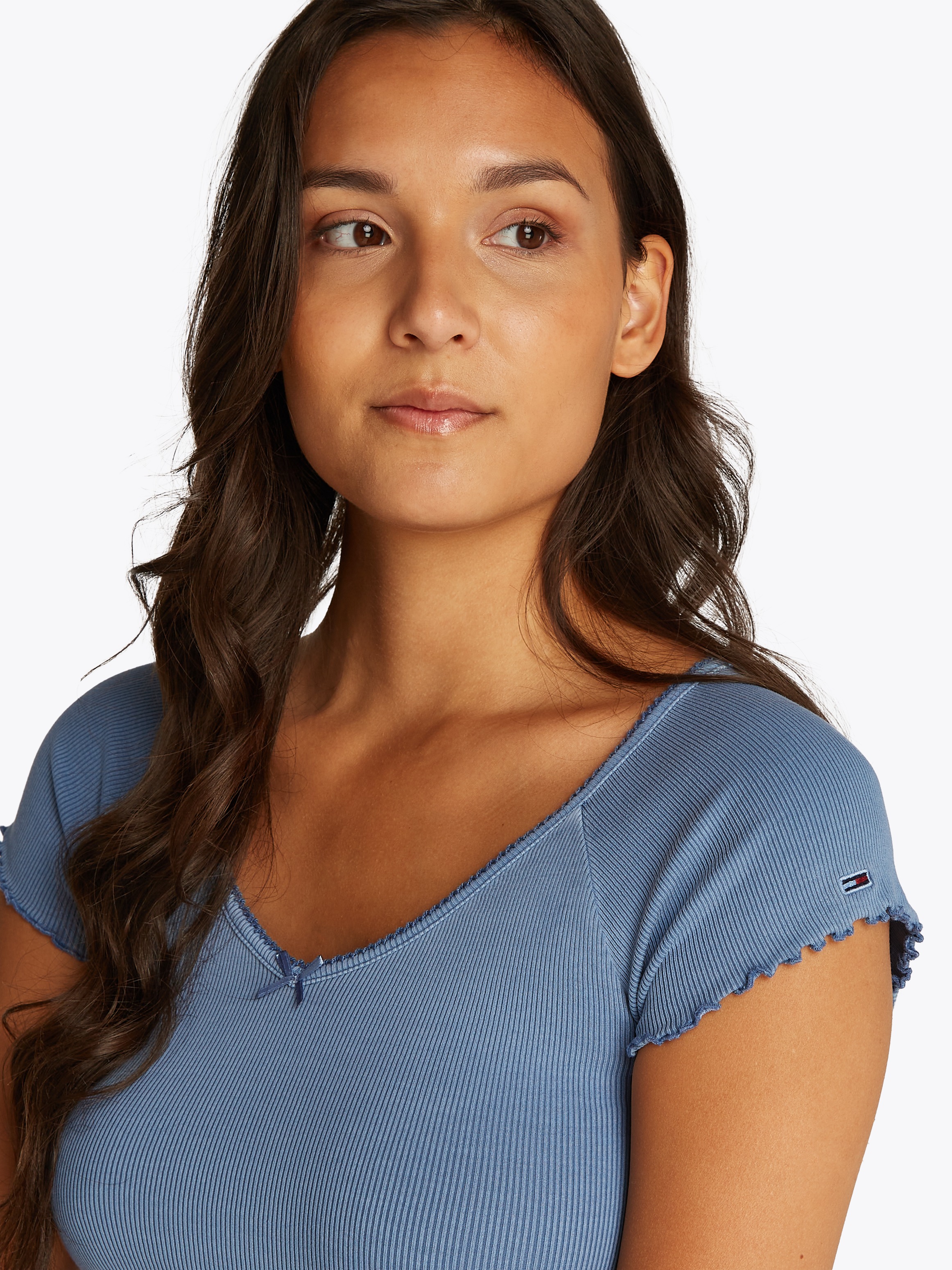 Tommy Jeans Kurzarmshirt »TJW SLIM VNECK GMD RIB SS«, mit Rollkanten, im femininen Stil