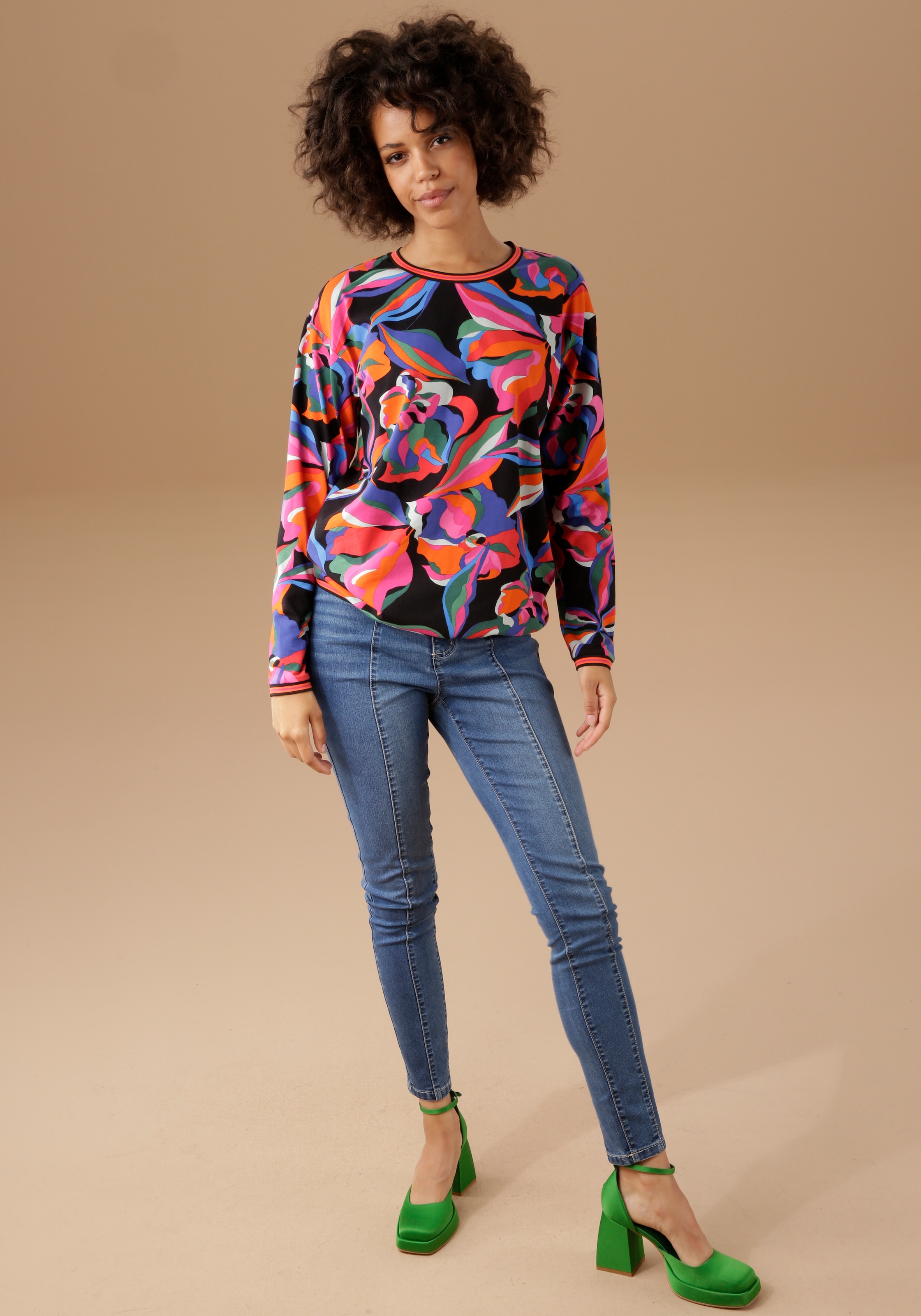 Aniston CASUAL Sweatshirt, mit bunten, graphischen Blumen bedruckt online  kaufen