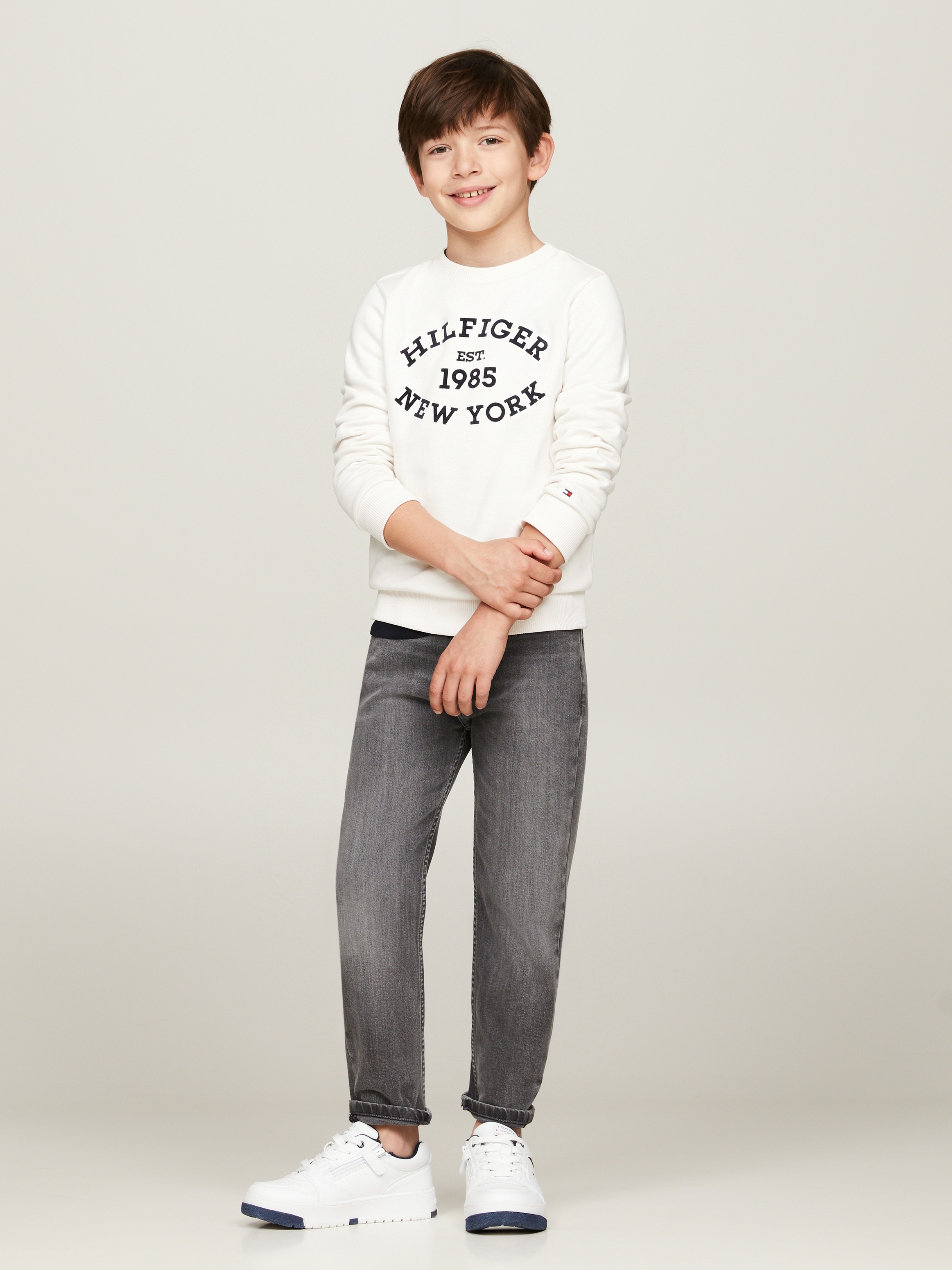 Tommy Hilfiger Sweatshirt »MONOTYPE FLOCK REG SWEATSHIRT«, Kinder bis 16 Jahre mit Logoschirftzug