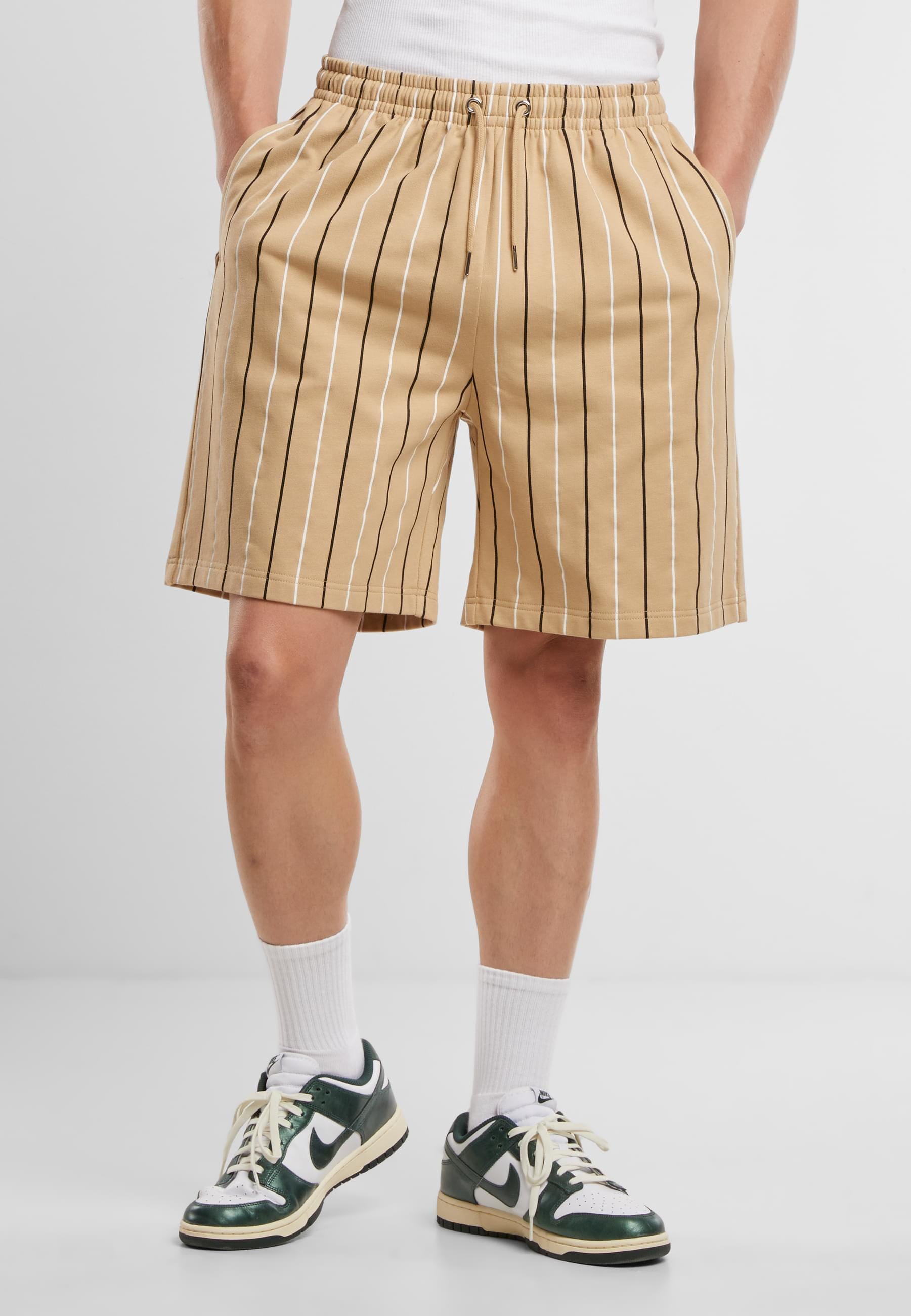 URBAN CLASSICS Sweatshorts »Urban Classics Printed Pinstripe Shorts«