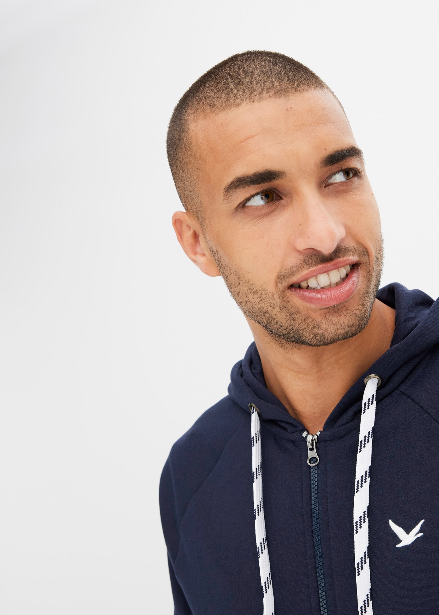 bonprix Kapuzensweatjacke »Kapuzen-Sweatjacke mit Kontrastdetails« mit Kapuze, für vielseitigen Einsatz, aus Baumwolle und Polyester