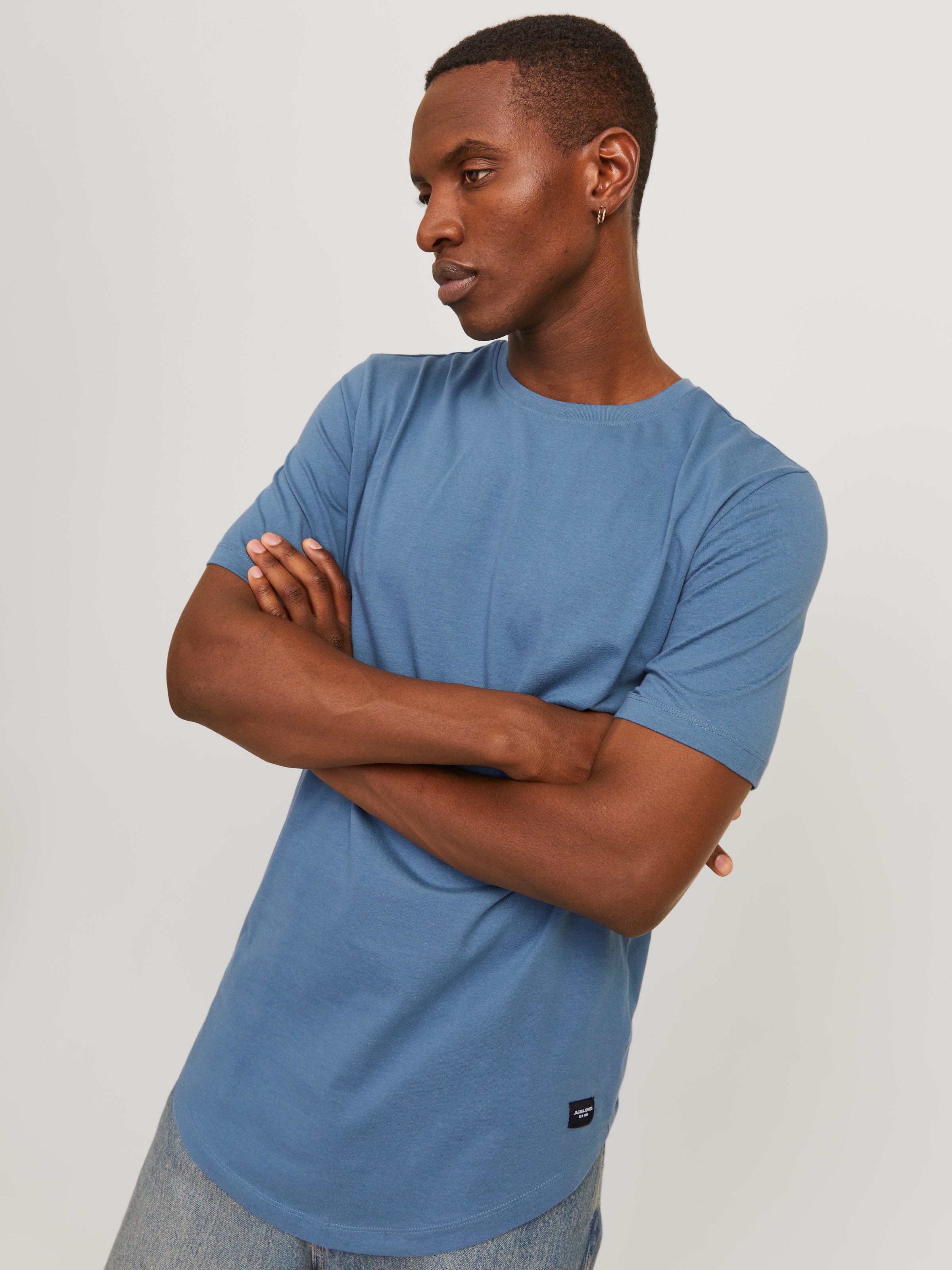 Jack & Jones Rundhalsshirt »JJENOA TEE SS CREW NECK NOOS«, mit abgerundetem Saum