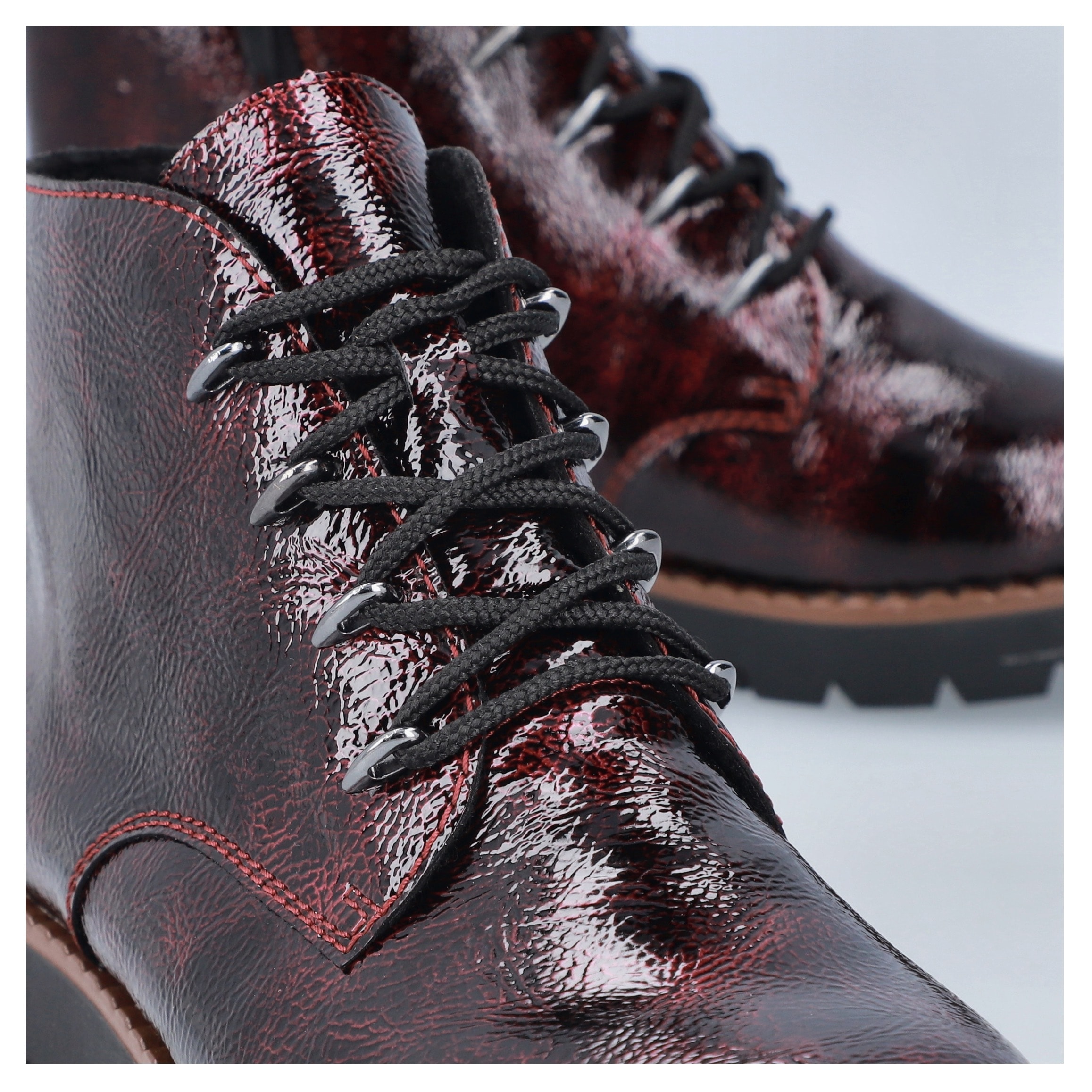 Rieker Plateaustiefelette, Schnürstiefelette, Keilboots mit Anziehschlaufe in glänzendem Look