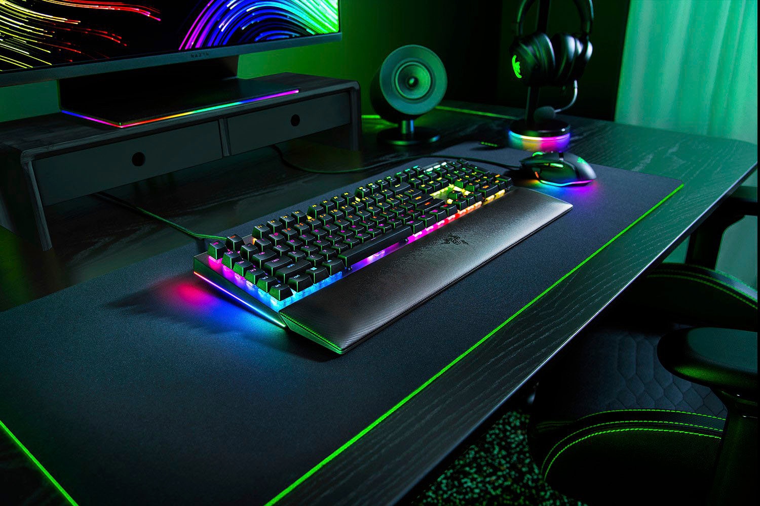 RAZER Tastatur »BlackWidow V4 DE« (Funktionstasten | Handgelenkauflage | Lautstärkeregler | Makro-Tasten | Multimedia-Tasten | Profil-Speicher | USB-Anschluss | Ziffernblock)