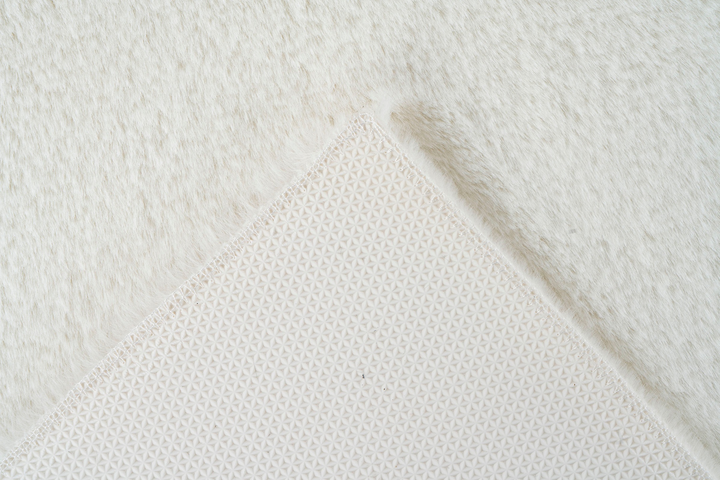 Kayoom Badematte »Rabbit Light«, rutschhemmend beschichtet, fußbodenheizungsgeeignet, weiche Kaninchenfell Haptik, Badezimmer, Kinderzimmer, Schlafzimmer