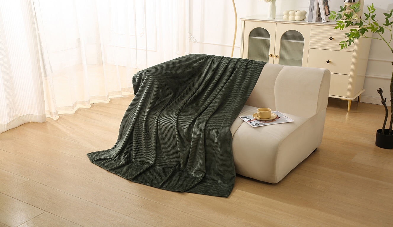 Bruno Banani Wohndecke »Shakira«, Kuscheldecke mit Prägedruck, 150x200 cm