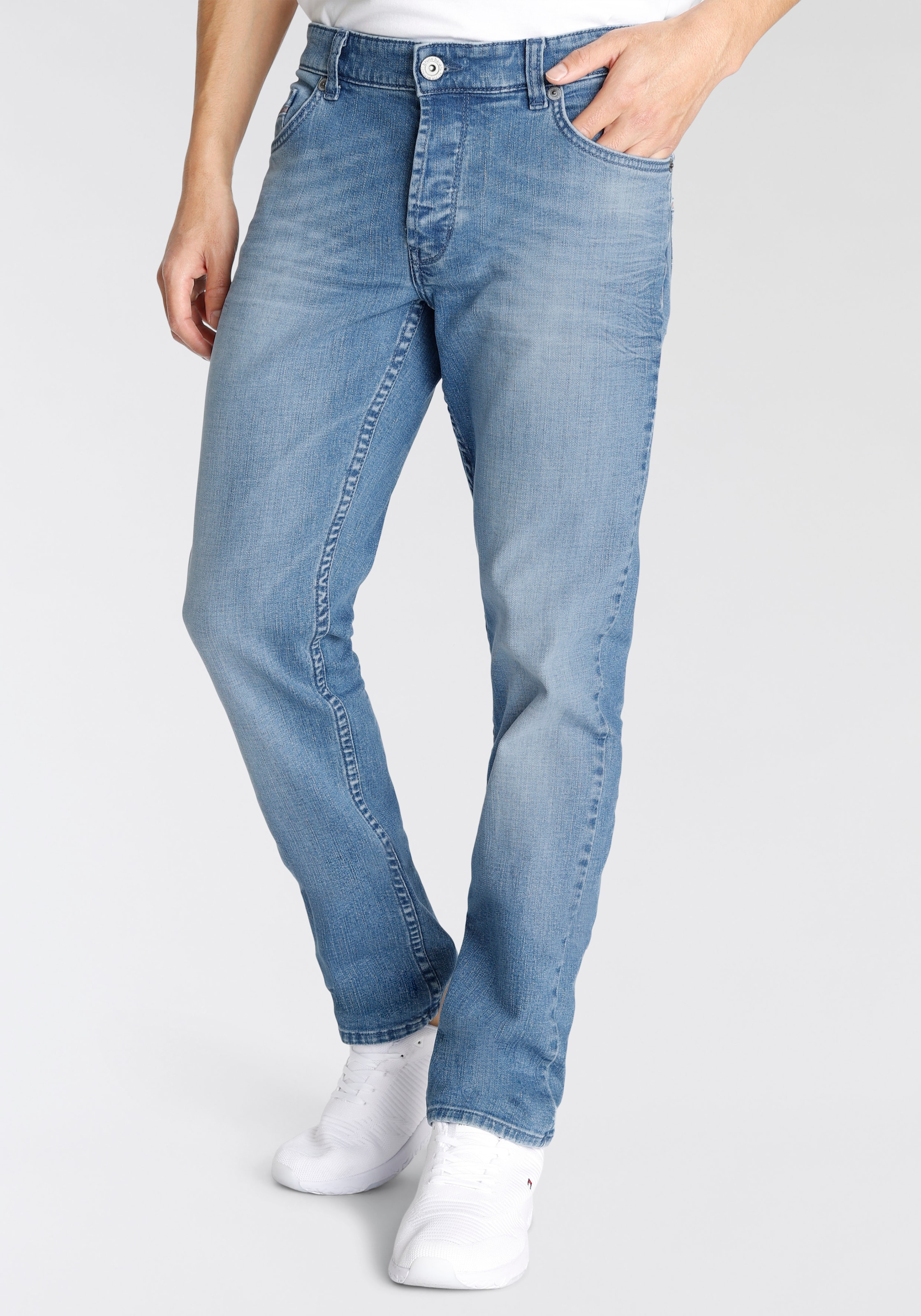 Bruno Banani Straight-Jeans »Dylan«, gerade Beinform, Used-Waschung, niedrige Leibhöhe