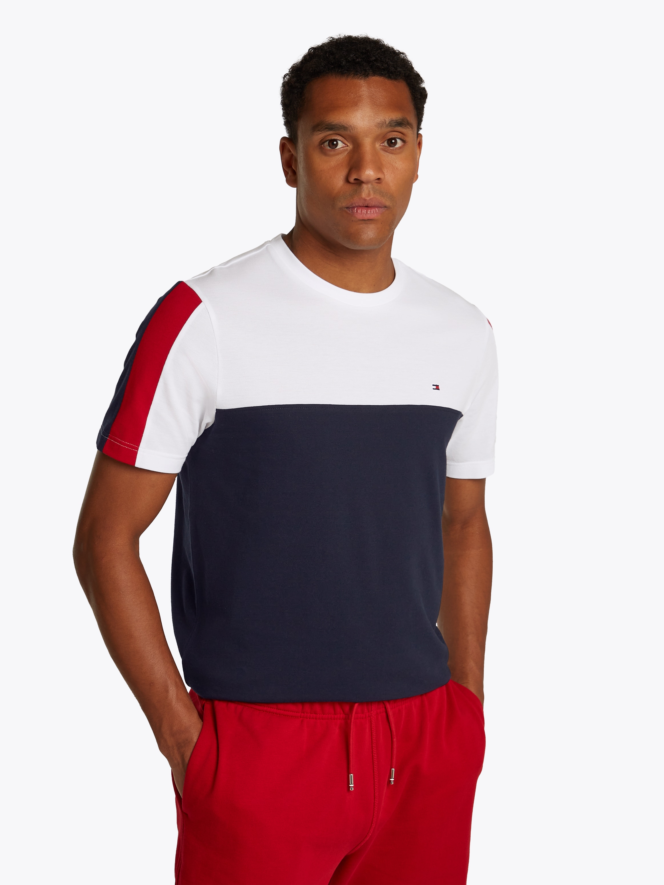 Tommy Hilfiger T-Shirt »GLOBAL STRIPE COLOURBLOCK TEE«, im modischen Colorblocking