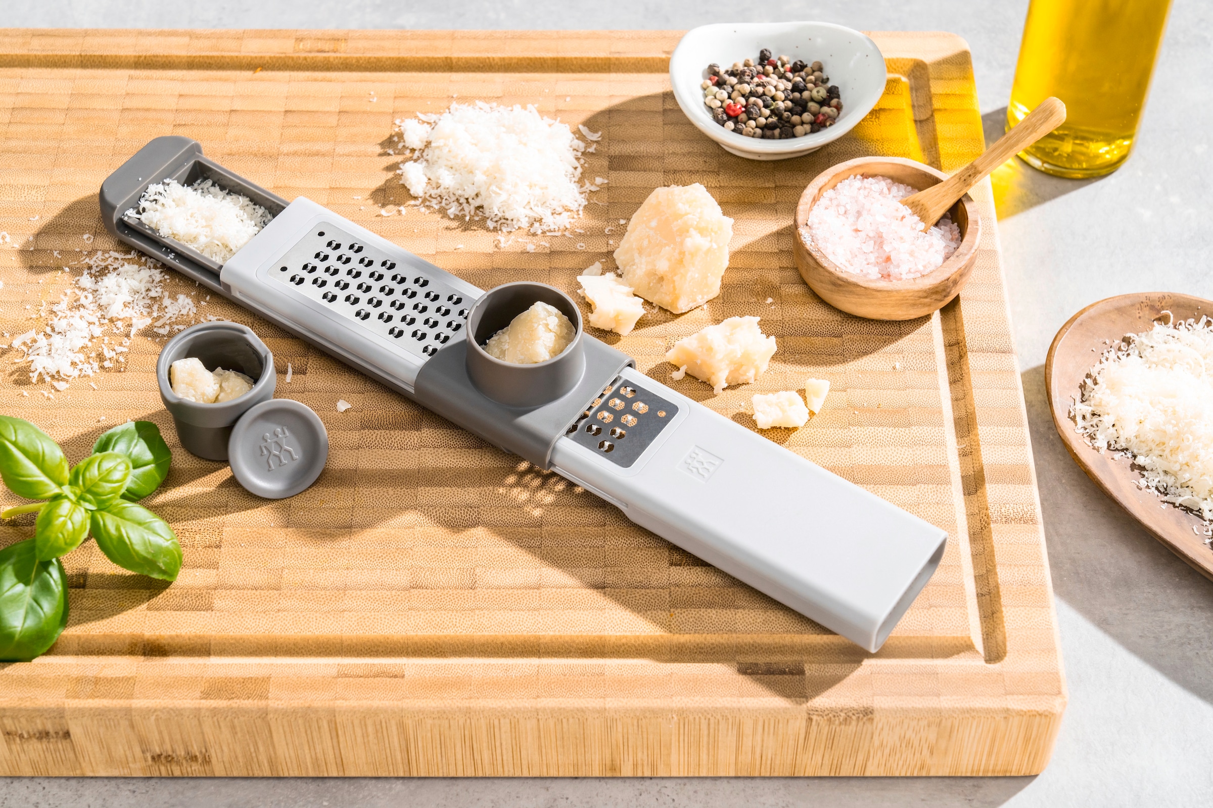 Zwilling Küchenreibe »Feinreibe mit Zwei-Wege-Reibtechnologie«, (1 St.), 3-in-1-Multifunktionsreibe, mit Auffangbehälter und Fingerschutz