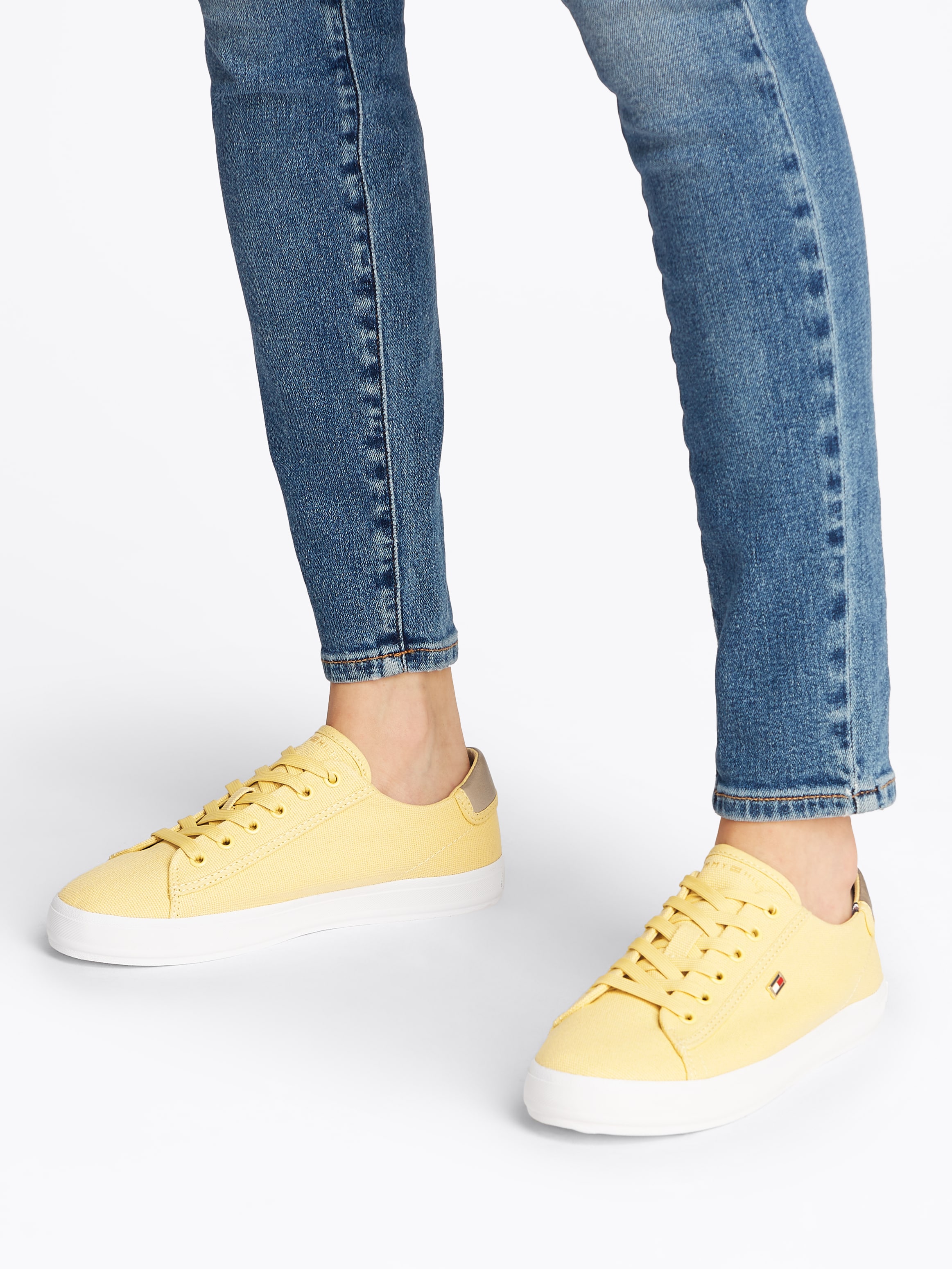 Tommy Hilfiger Plateausneaker »VULC CANVAS LACE UP SNEAKER«, Freizeitschuh, Halbschuh, Schnürschuh, in schmaler Form