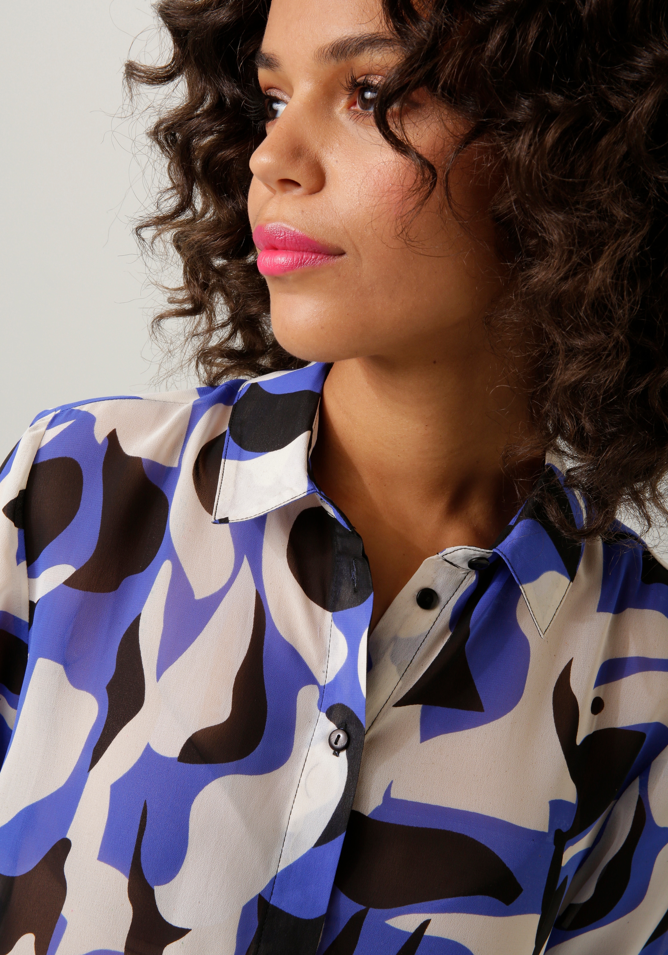 Aniston CASUAL Hemdbluse, mit ausdrucksstarkem, graphischem Druck
