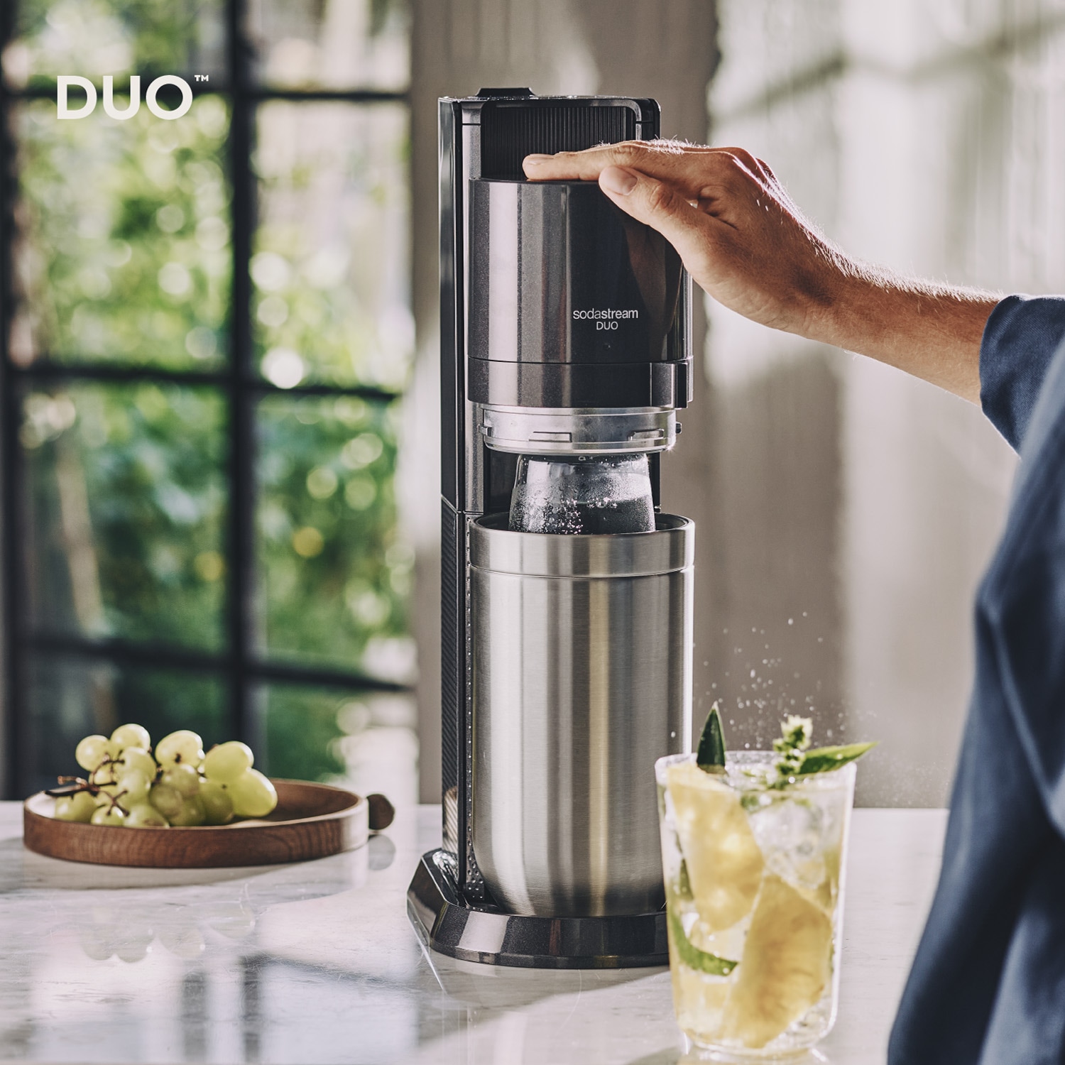 SodaStream Wassersprudler »SodaStream DUO, titan, mit 3 Flaschen, 1 CO2-Zylinder und 2 Sirups«, (Set, 7 tlg., Sirups: 1x 7up 440 ml, 1x Holunderblüte 440 ml), 1x Glasfl. 1L, 1x Kunststofffl. 1L, 1x Fizz&go COOL storm 0,9L