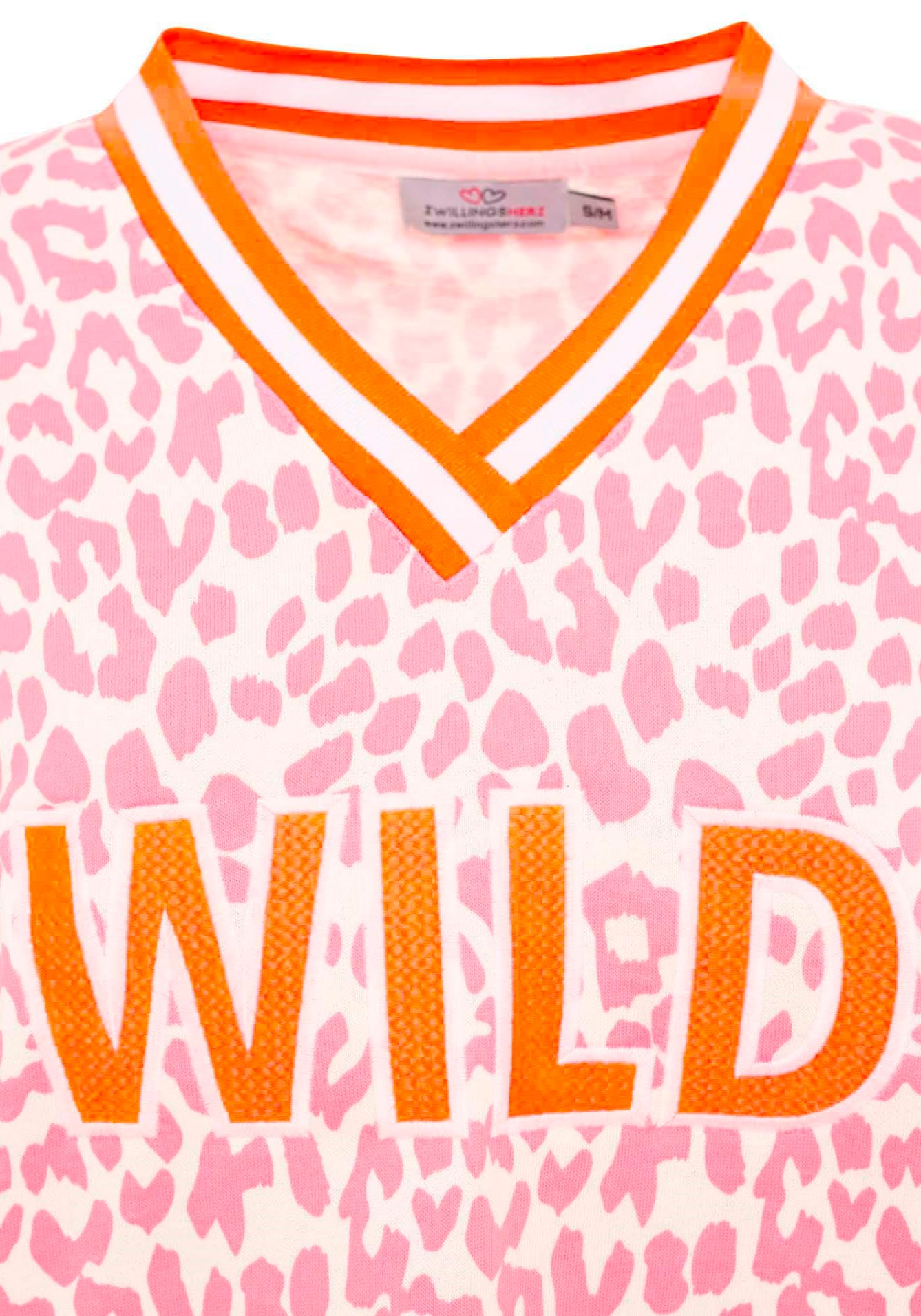 Zwillingsherz Sweatshirt »"Leo Pastell"«, mit V-Ausschnitt, gestreiften Bündchen und WILD Applikation
