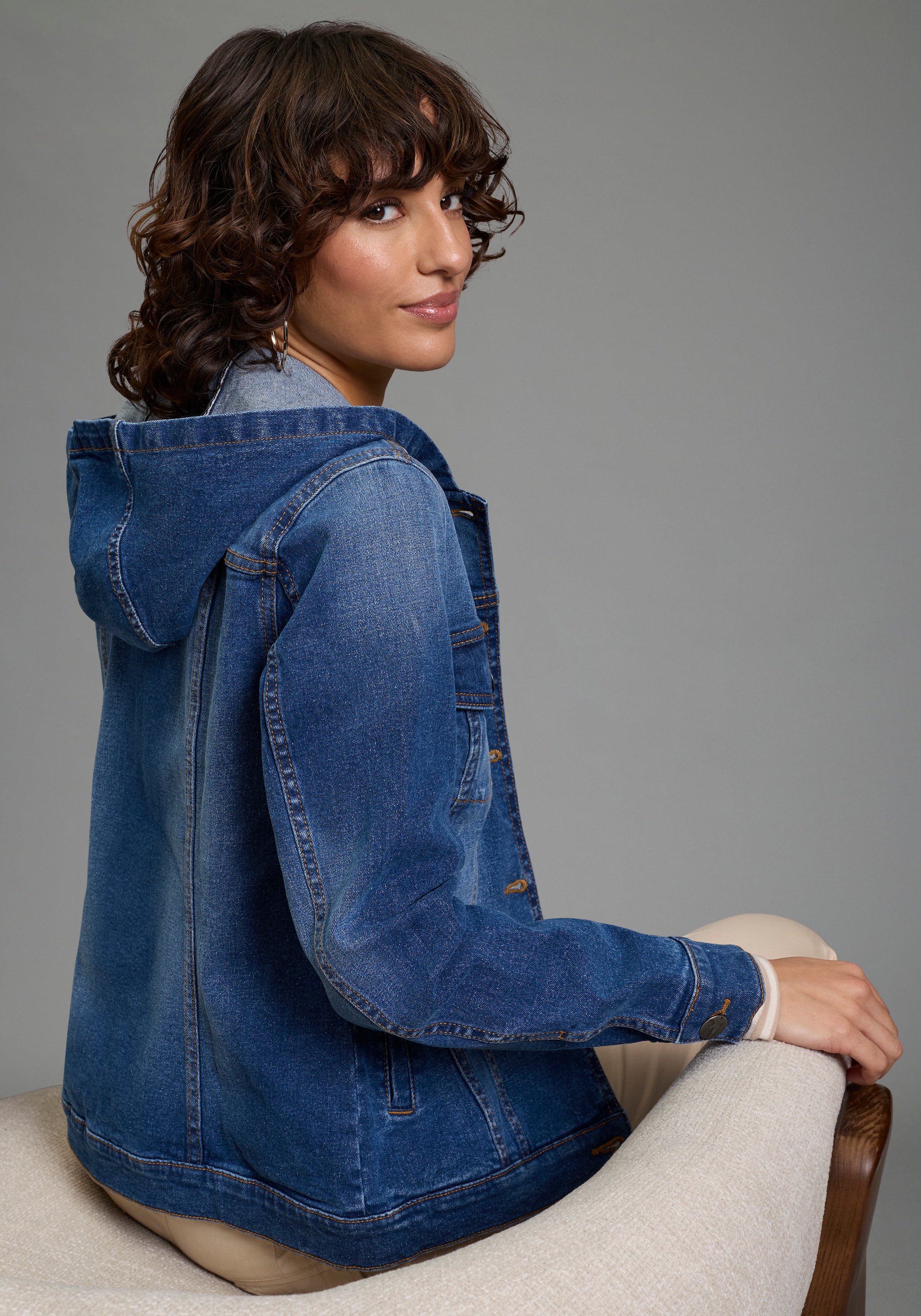 Arizona Jeansjacke mit Kapuze mit Kapuze, Regular Fit, mit Knopfleiste, mit Knopf-Applikationen