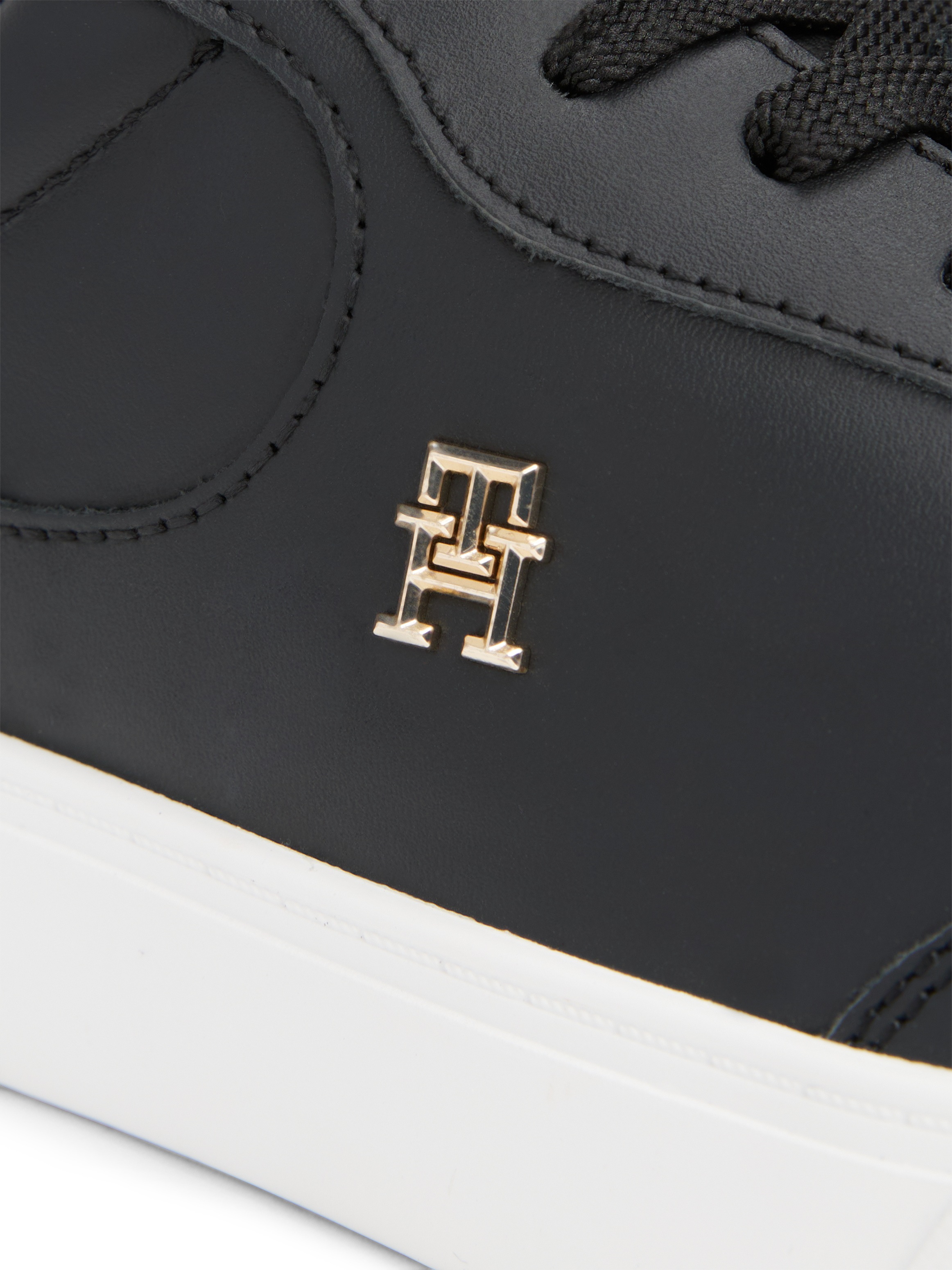 Tommy Hilfiger Plateausneaker »ESSENTIAL CHIC COURT SNEAKER«, Freizeitschuh, Schnürschuh, Halbschuh mit TH-Schmuckelement