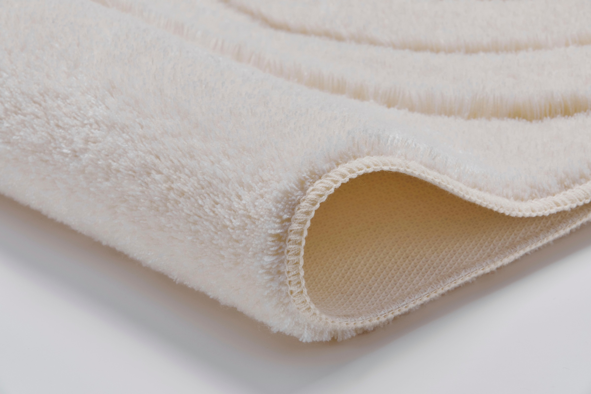 Kleine Wolke Badematte »Bow«, rutschhemmend beschichtet, fußbodenheizungsgeeignet, Badteppich, Uni Faben, Hoch/Tief Effekt