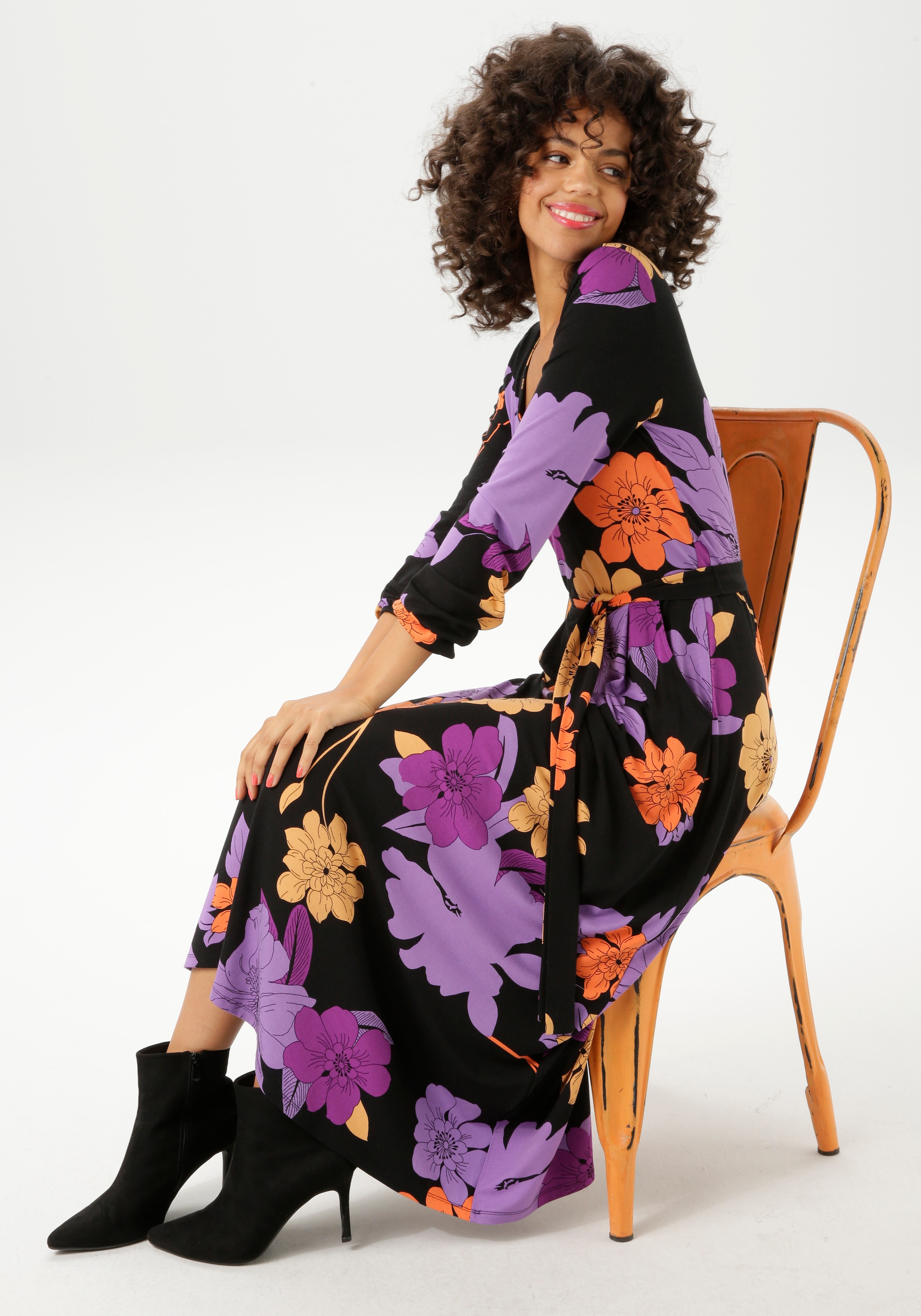 Aniston CASUAL Maxikleid, (mit abnehmbarem Bindeband), mit großflächigen, farbharmonischen Blumen bedruckt - NEUE KOLLEKTION