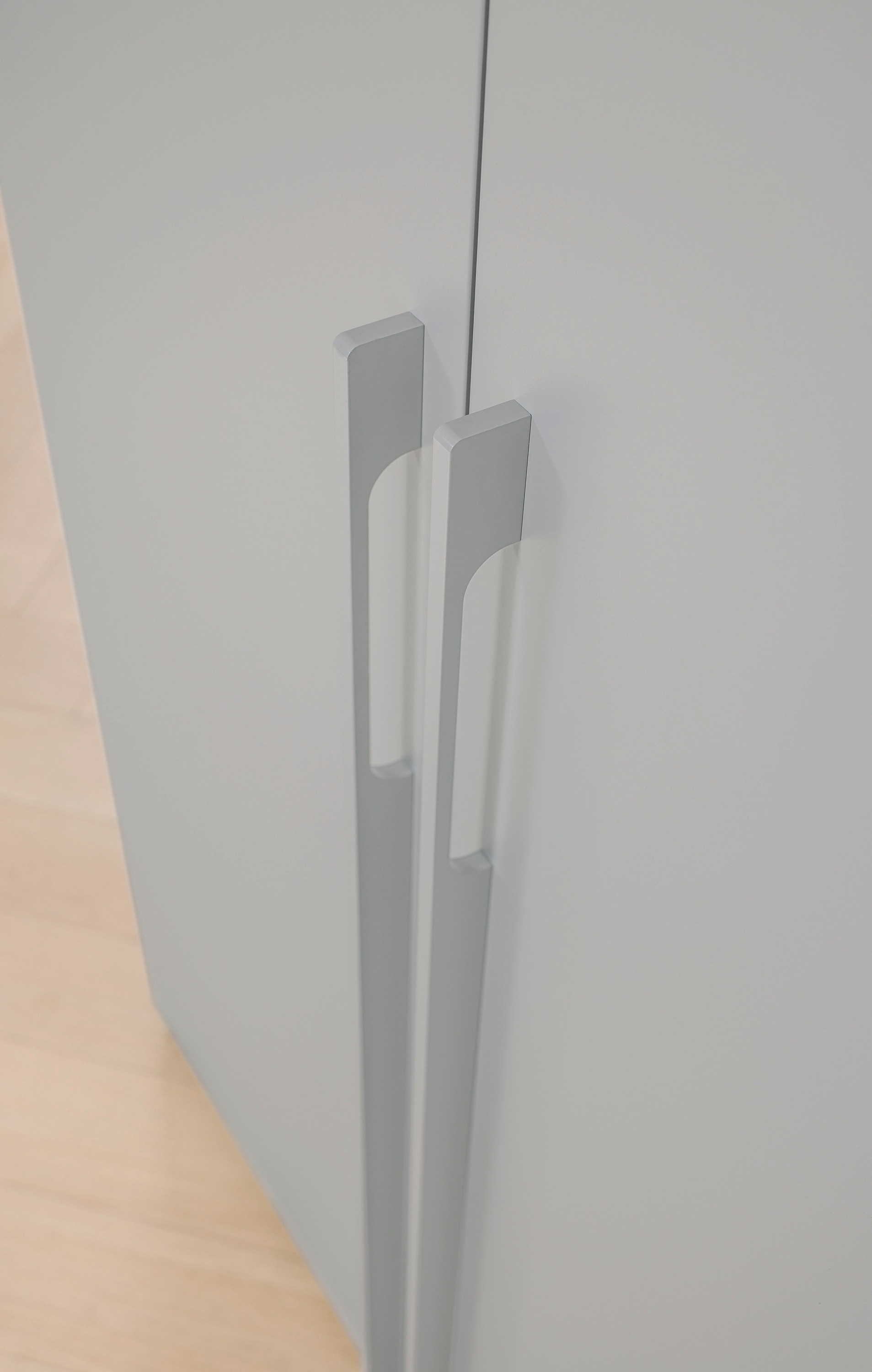 rauch Drehtürenschrank »Kleiderschrank Schrank Garderobe SKAT SHINE mit hochwertigem,«, transparentem Grauglas inkl. umfangreichem Zubehör MADE IN GERMANY