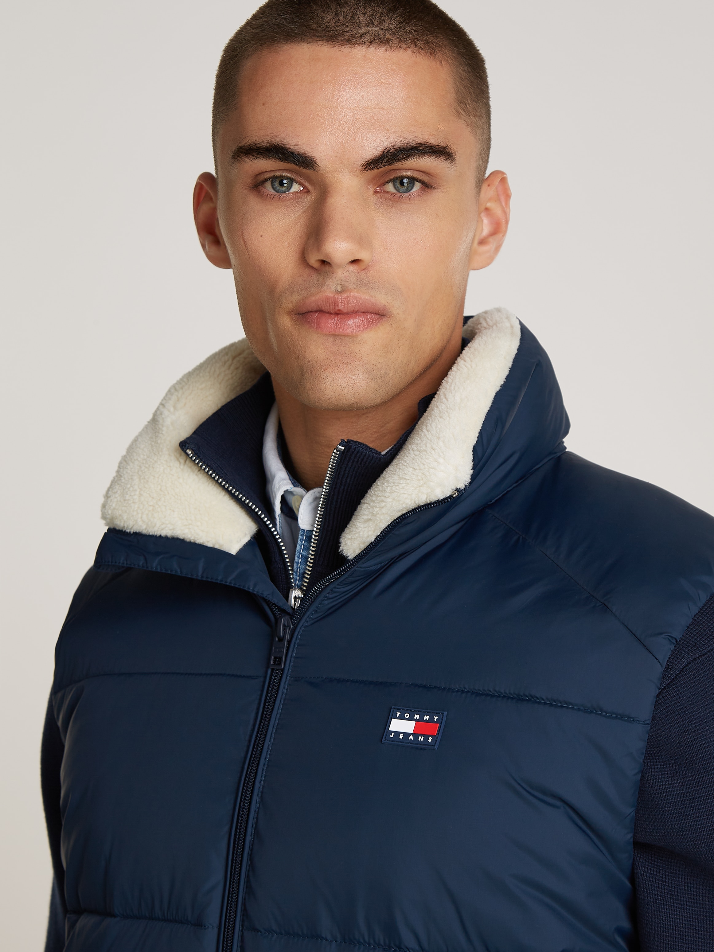 Tommy Jeans Steppweste »TJM POLY PUFFER VEST«, Kragen mit Fleece gefüttert, Markenlogo auf Brusthöhe