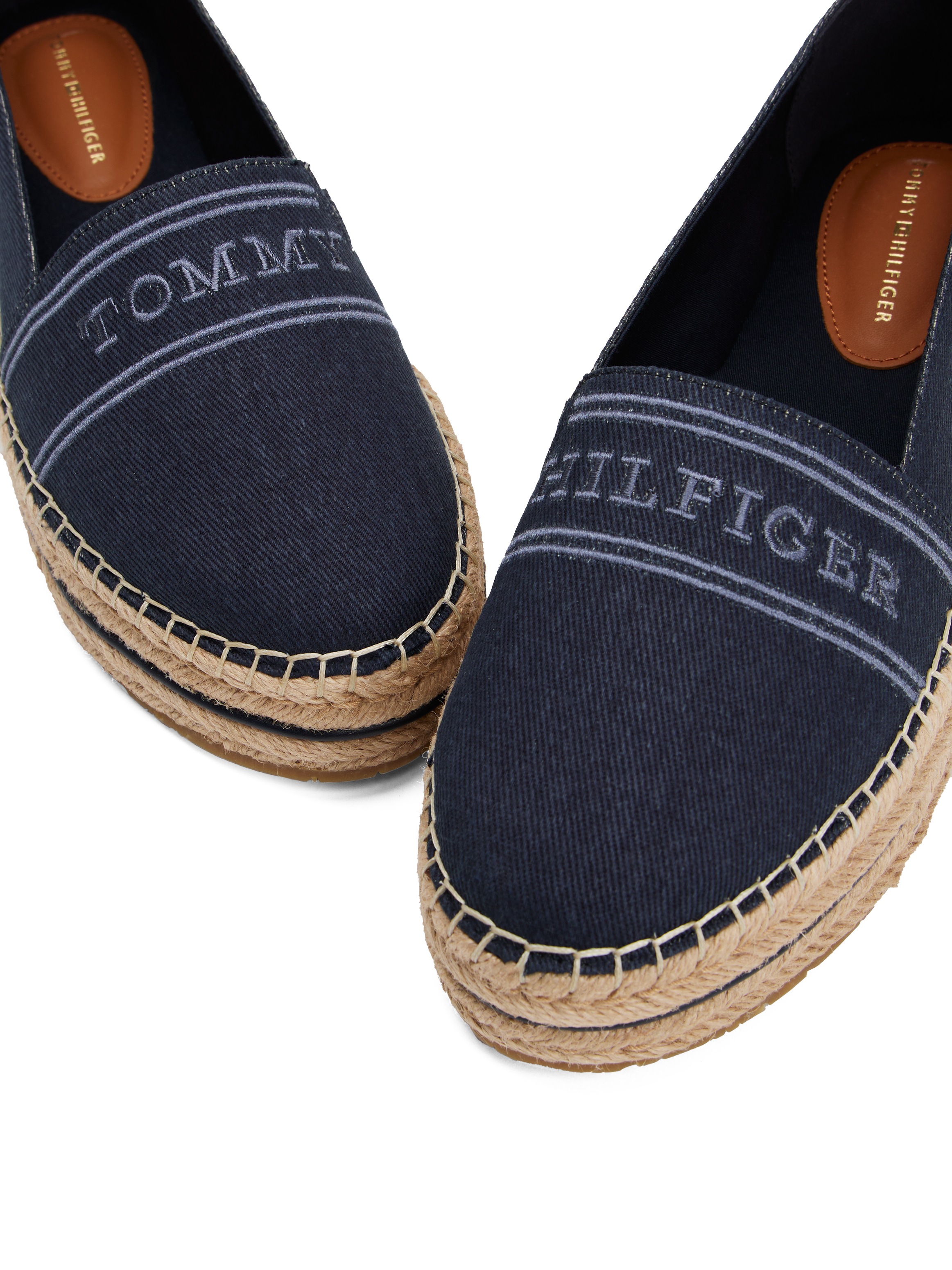 Tommy Hilfiger Espadrille »DENIM PLATFORM ESPADRILLE«, Plateau, Slipper, Schlupfschuh, Bequemschuh mit Bastbezug am Plateau